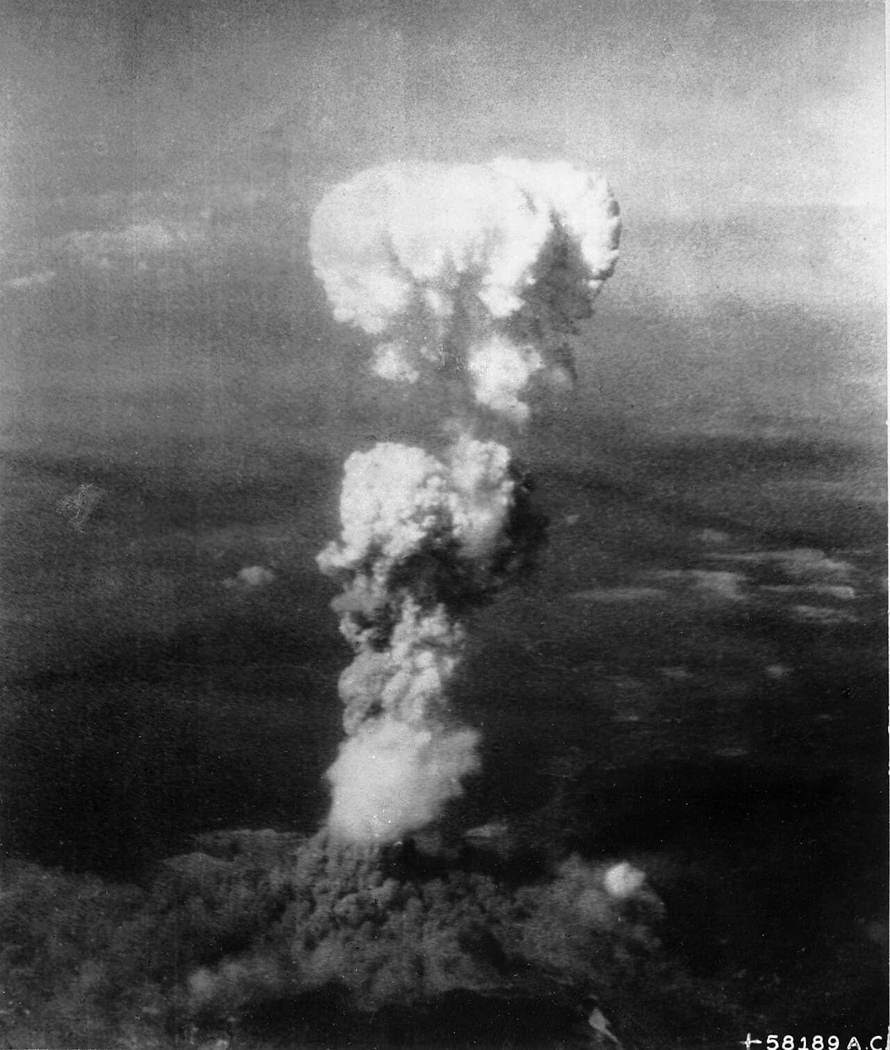 Chmura atomowa nad Hiroszimą 6 sierpnia 1945
