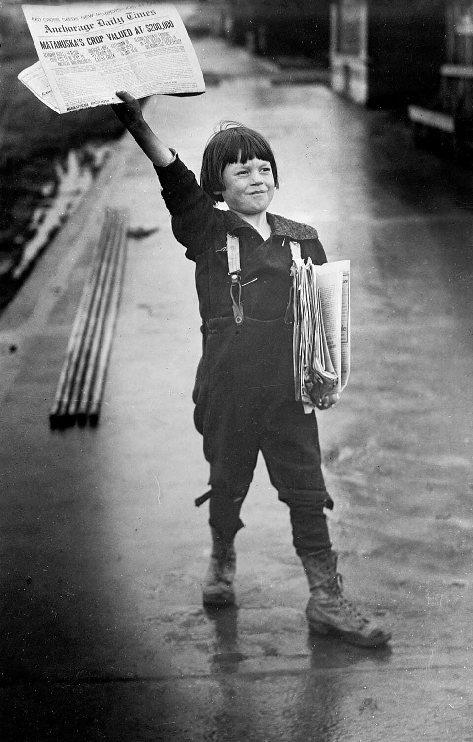 Junger Zeitungsverkäufer in Alaska zwischen 1909 und 1920