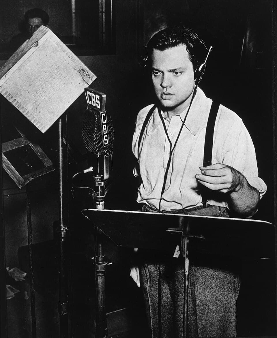 Orson Welles am Mikrofon in einem CBS-Radiostudio im Jahr 1938