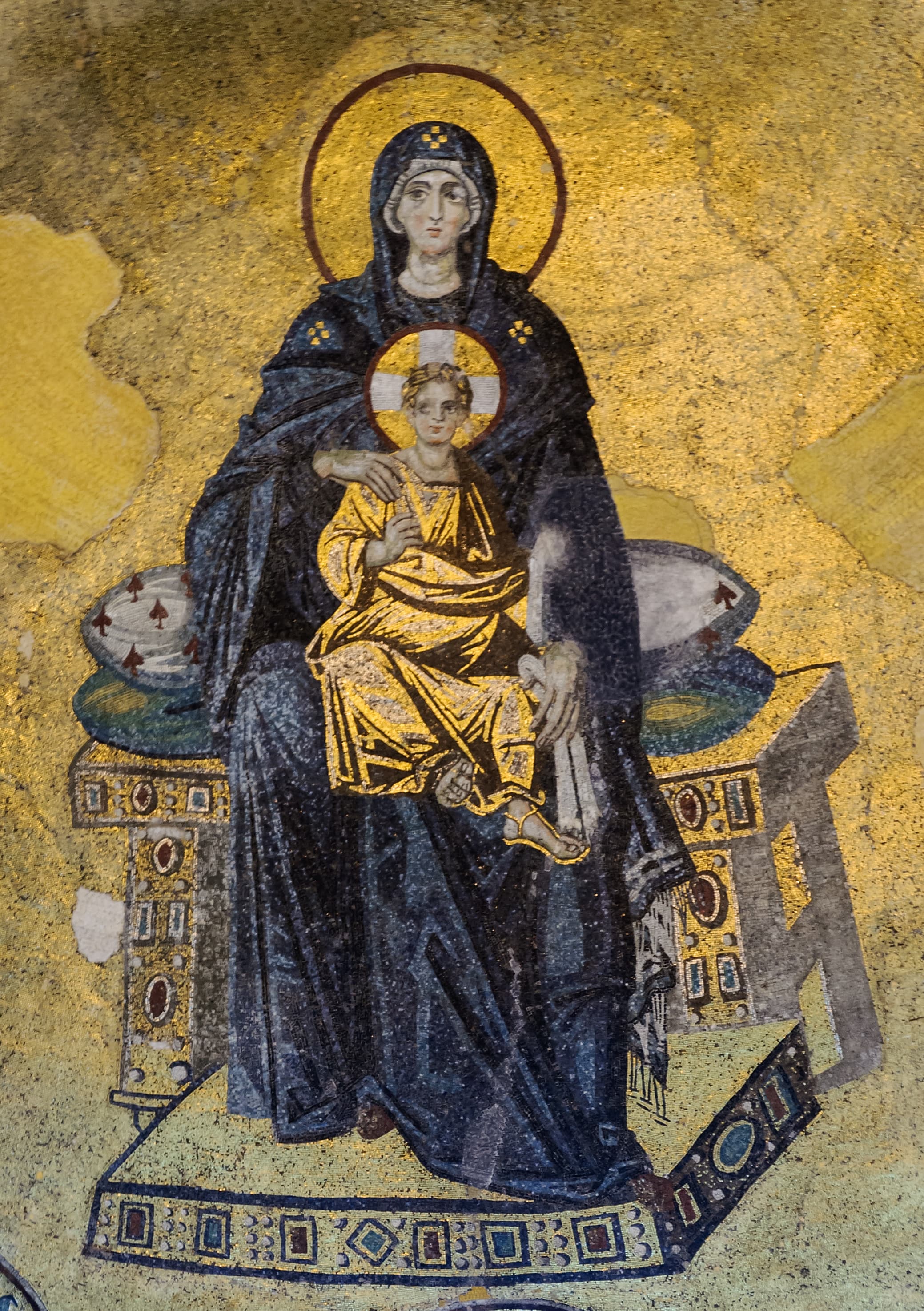A Virgem com o Menino entronizados, mosaico da abside de Santa Sofia de Constantinopla.