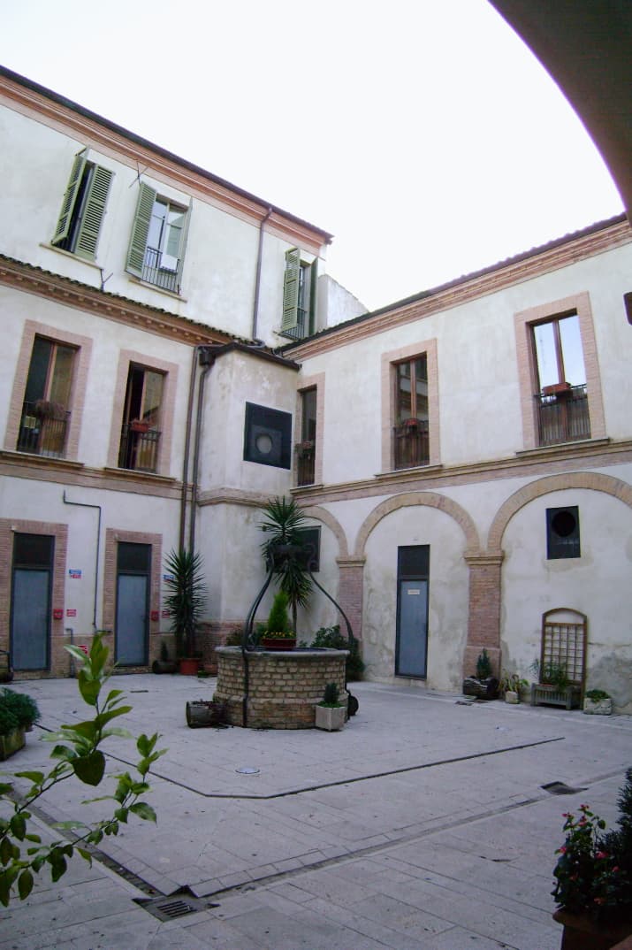 Cour intérieure du couvent franciscain de Lanciano associé au sanctuaire du miracle eucharistique