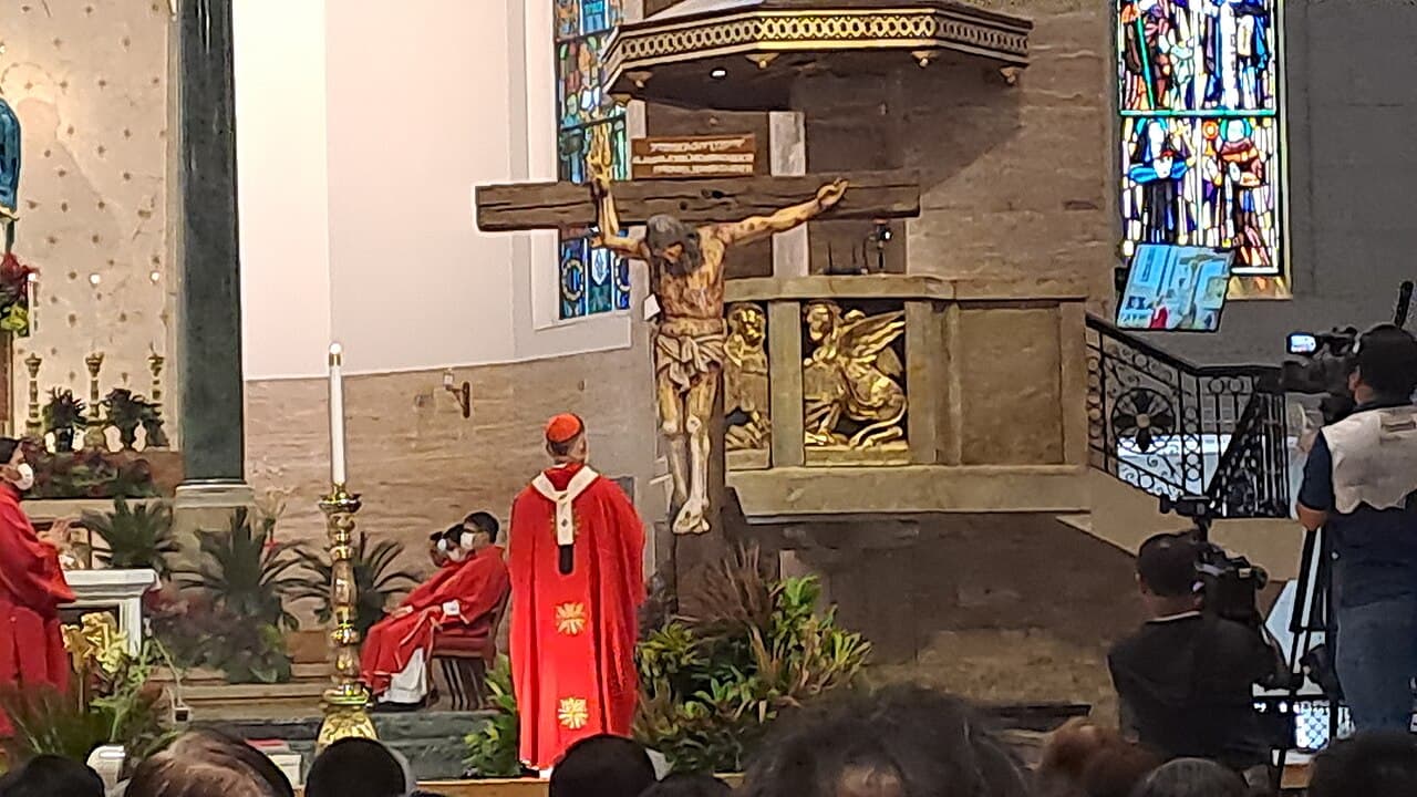 Msza Niedzieli Palmowej w katedrze w Manili, duchowieństwo przy ołtarzu i wierni w nawie