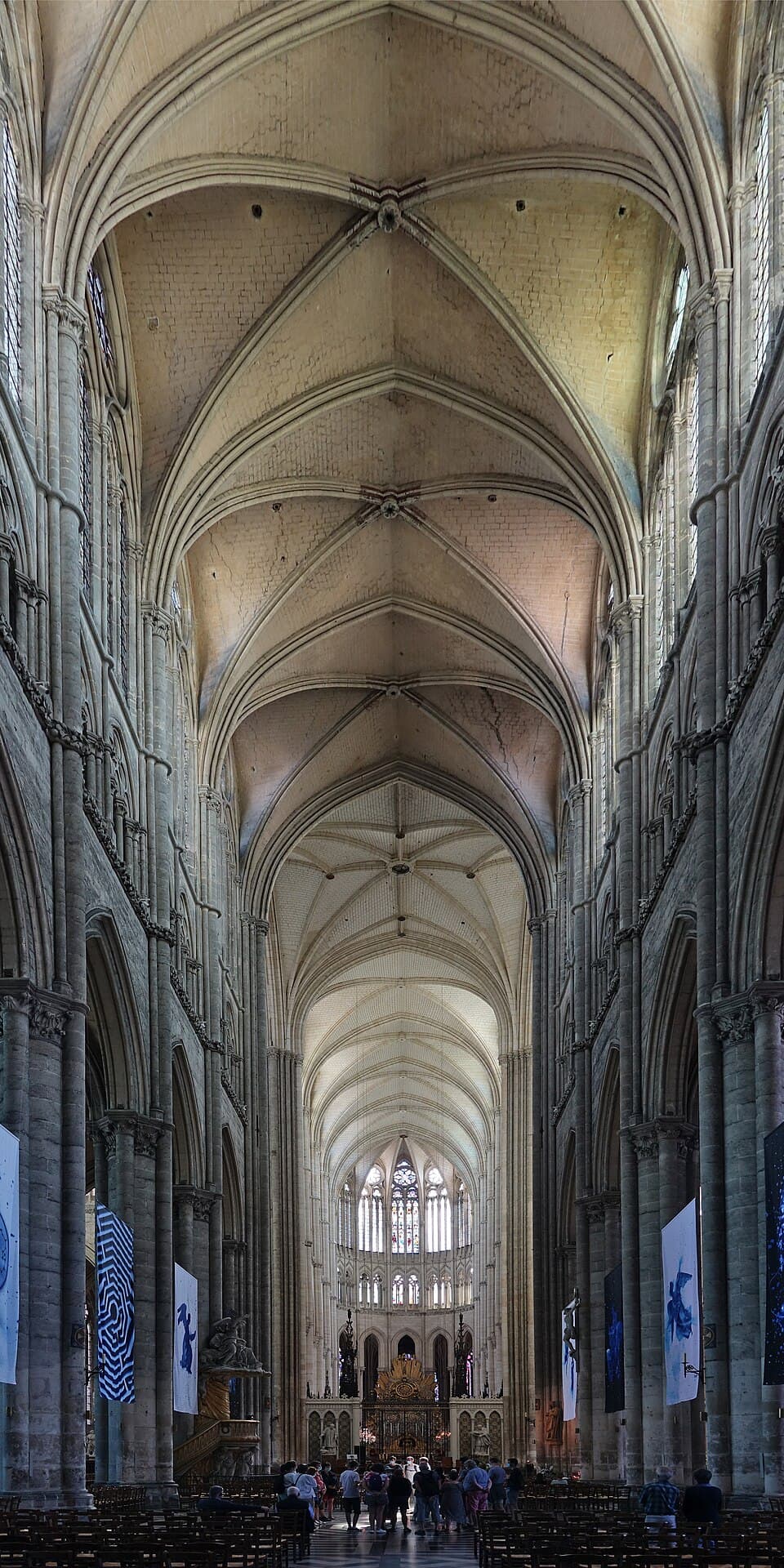 Das Mittelschiff der Kathedrale von Amiens mit Blick zum Chor