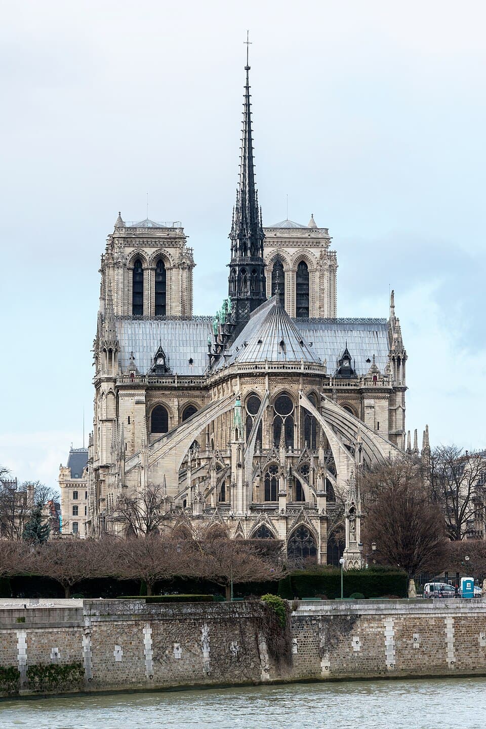 Der Chor und die Strebebögen von Notre-Dame de Paris im Jahr 2014