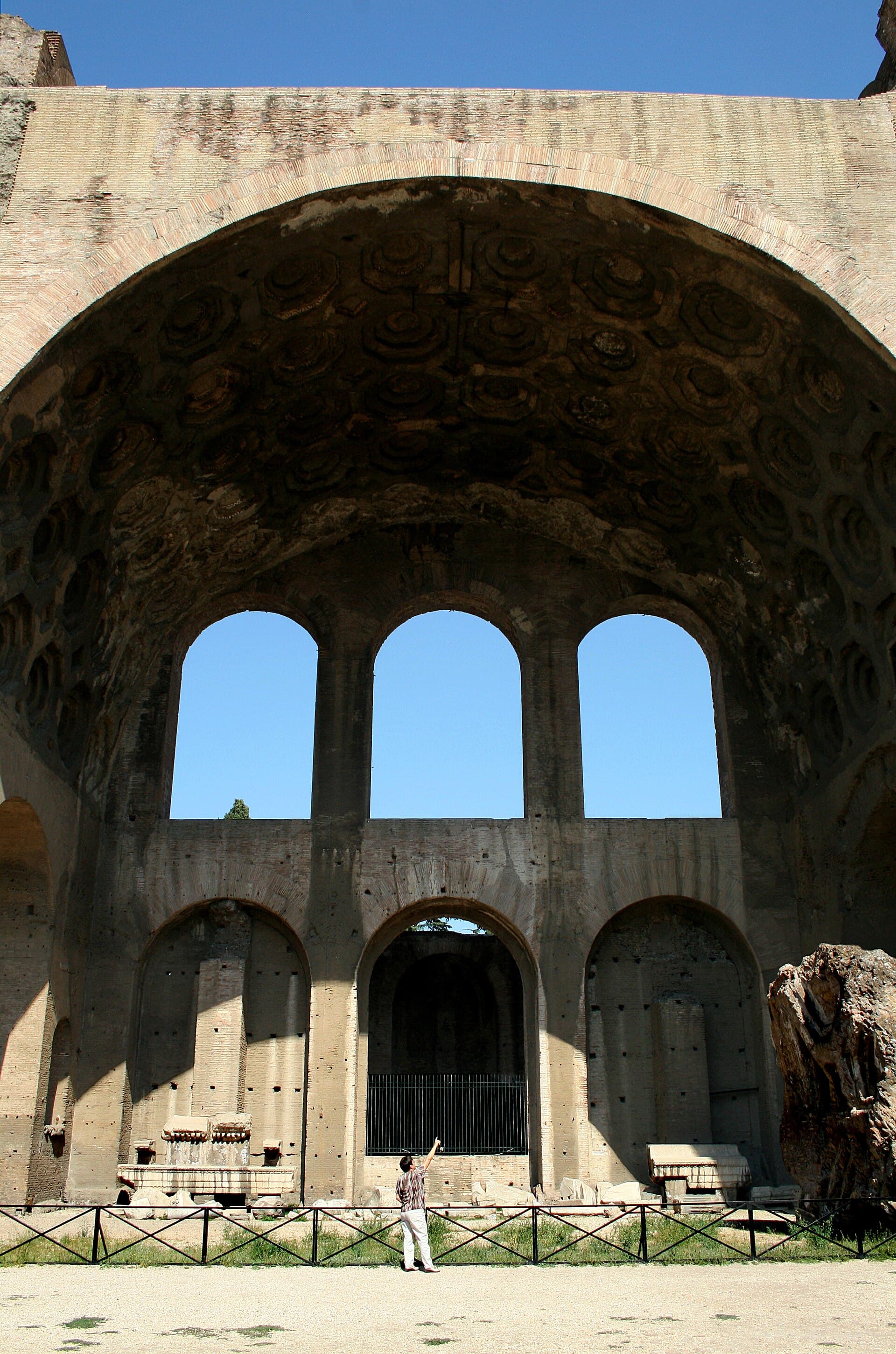 Die große Gewölbehalle der Maxentiusbasilika in Rom