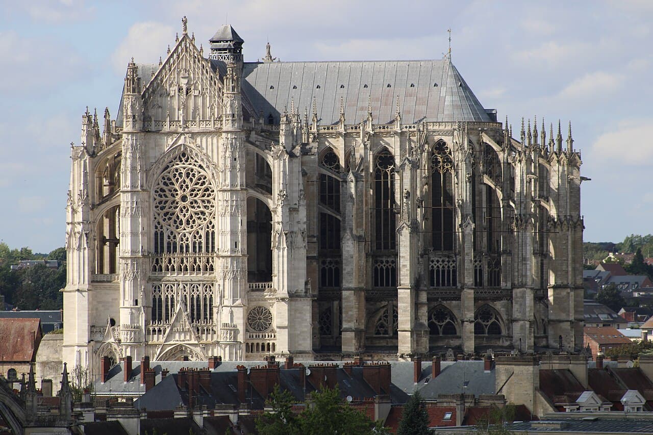 Der Chor der Kathedrale von Beauvais, das höchste je gewagte gotische Gewölbe