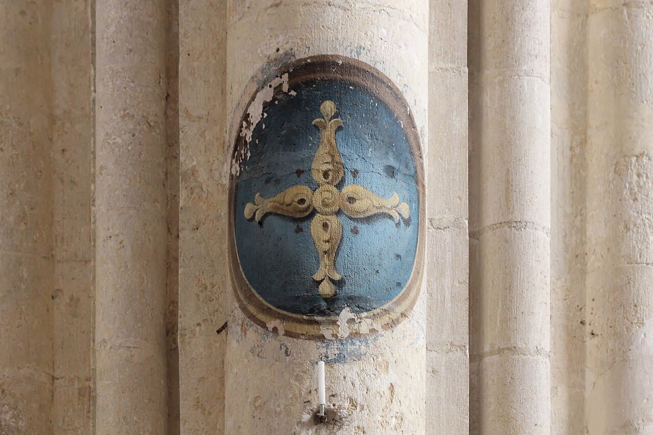 Ein Weihekreuz auf einem Vierungspfeiler der Stiftskirche von Provins