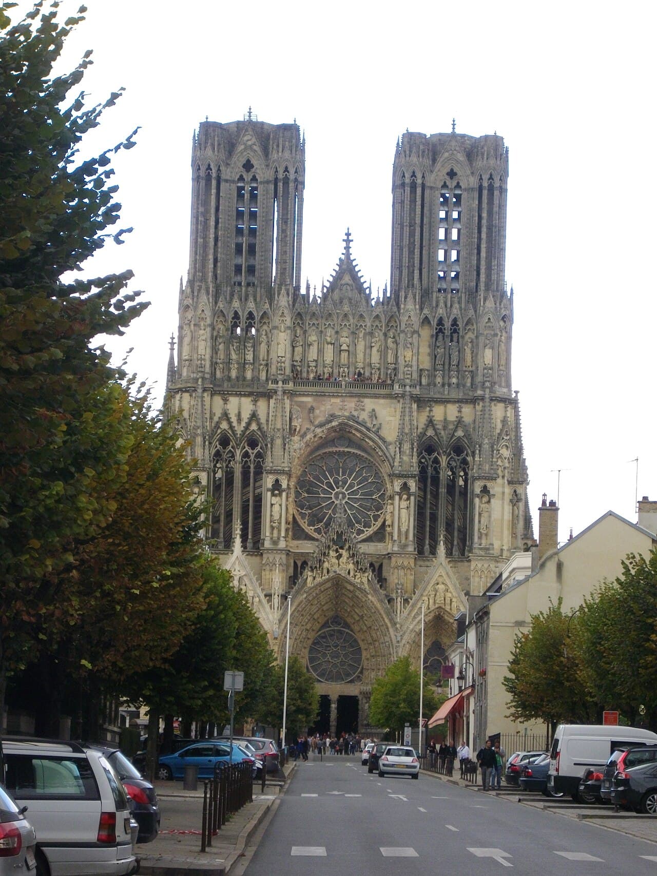 Die Westfassade der Kathedrale von Reims mit ihren skulptierten Portalen