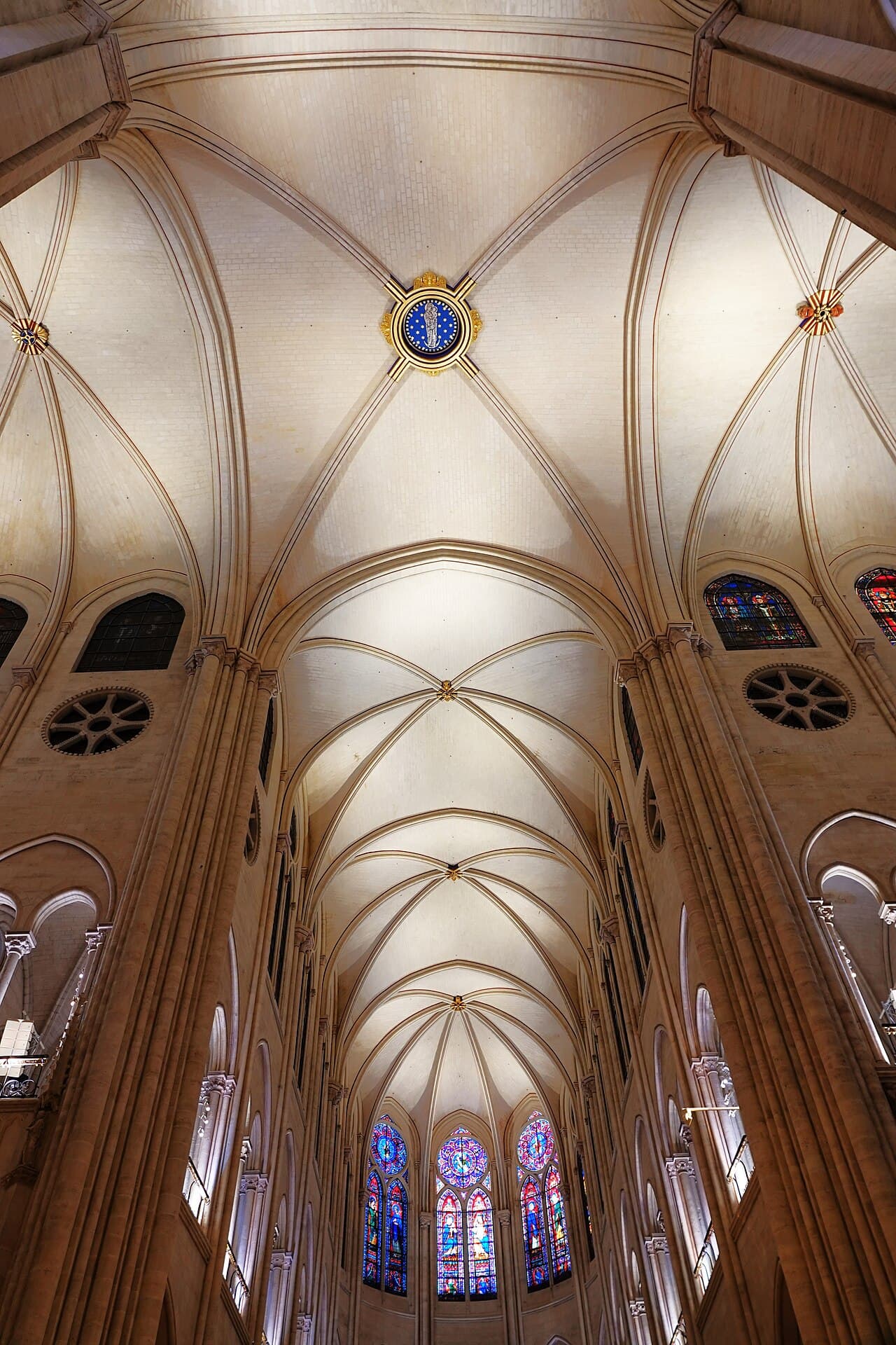 Das Mittelschiff von Notre-Dame de Paris zum Chor nach der Wiedereröffnung 2024