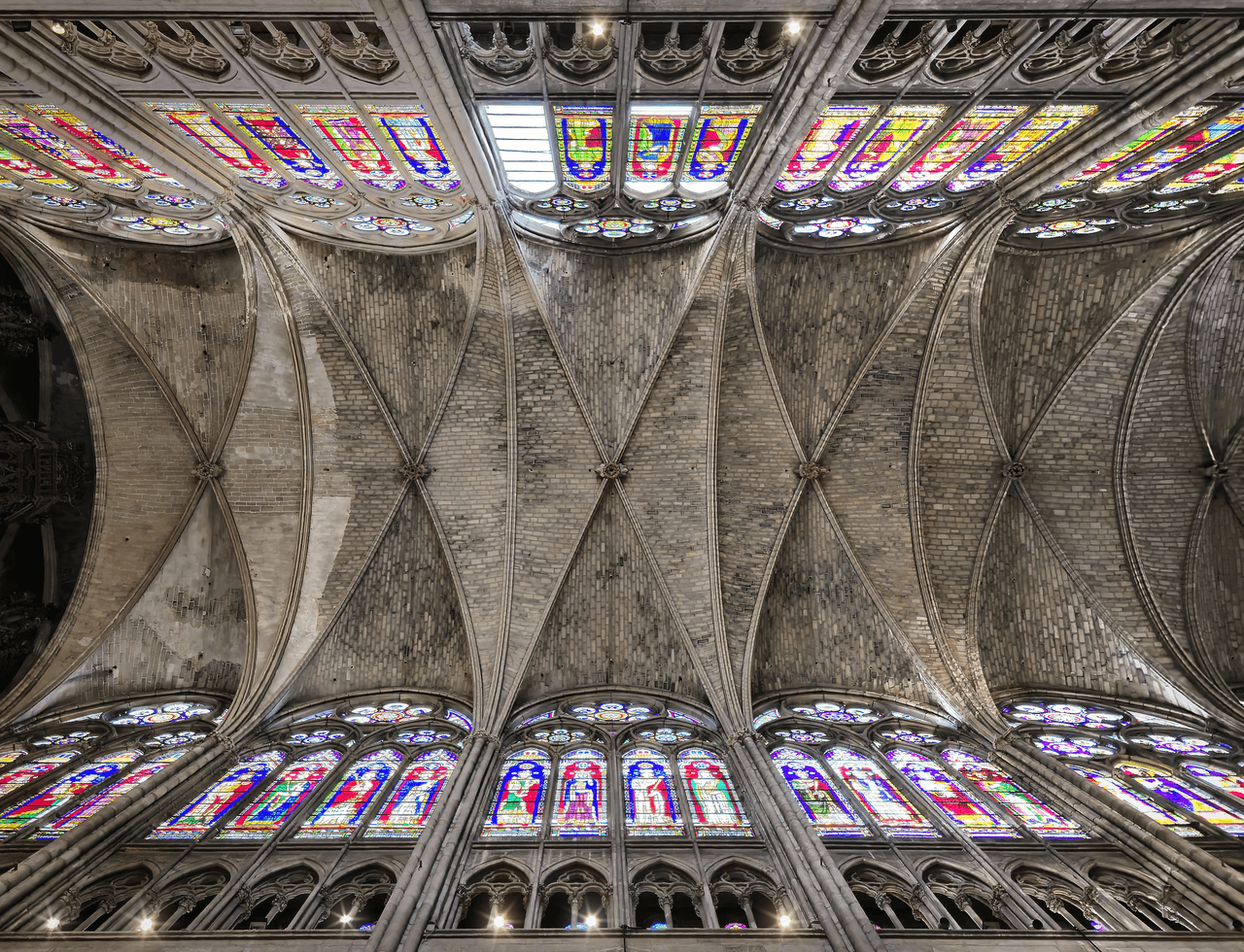 Die Kreuzrippengewölbe der Basilika Saint-Denis bei Paris