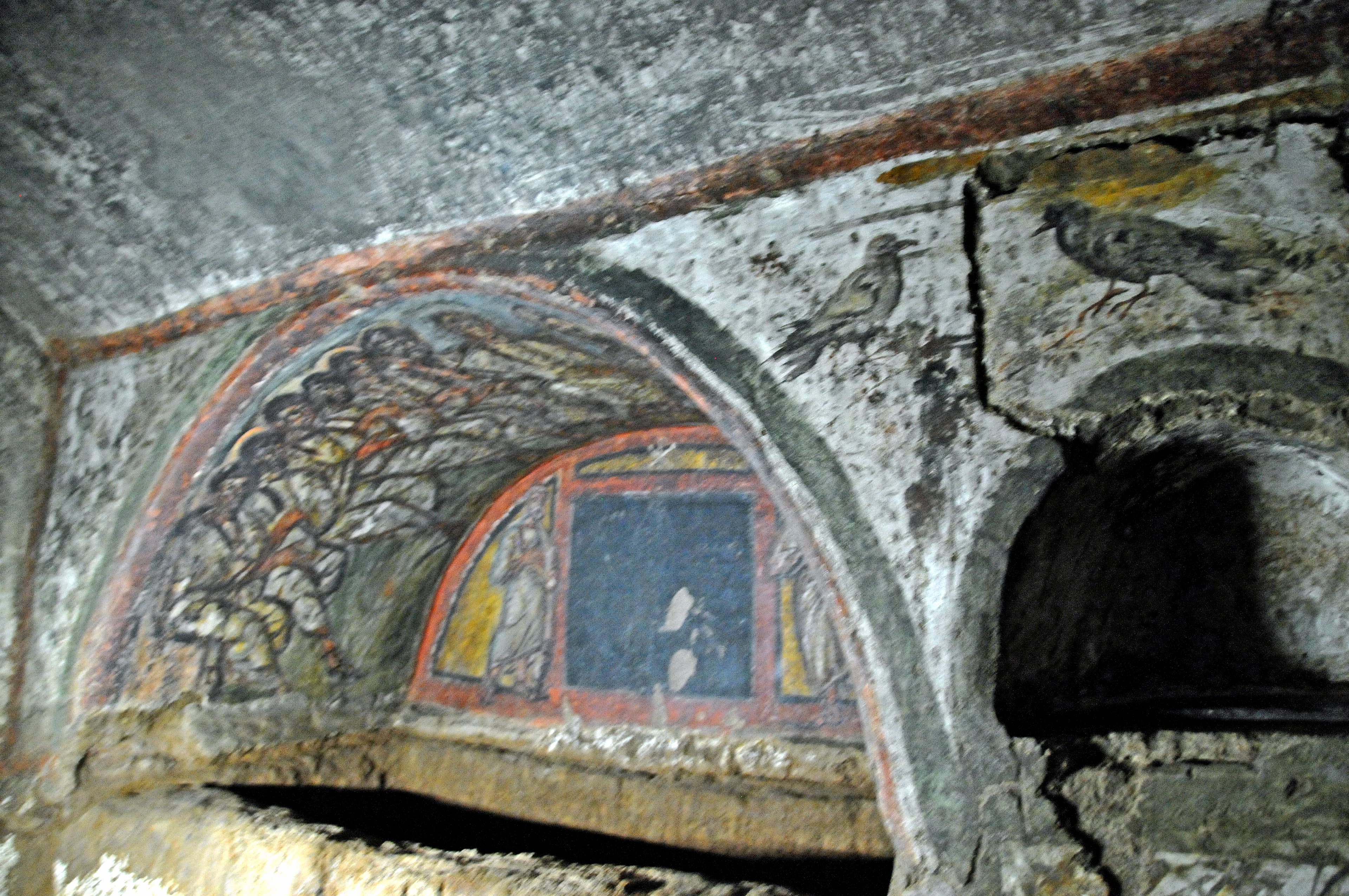 Bemalte Wand und Grab in den Domitilla-Katakomben