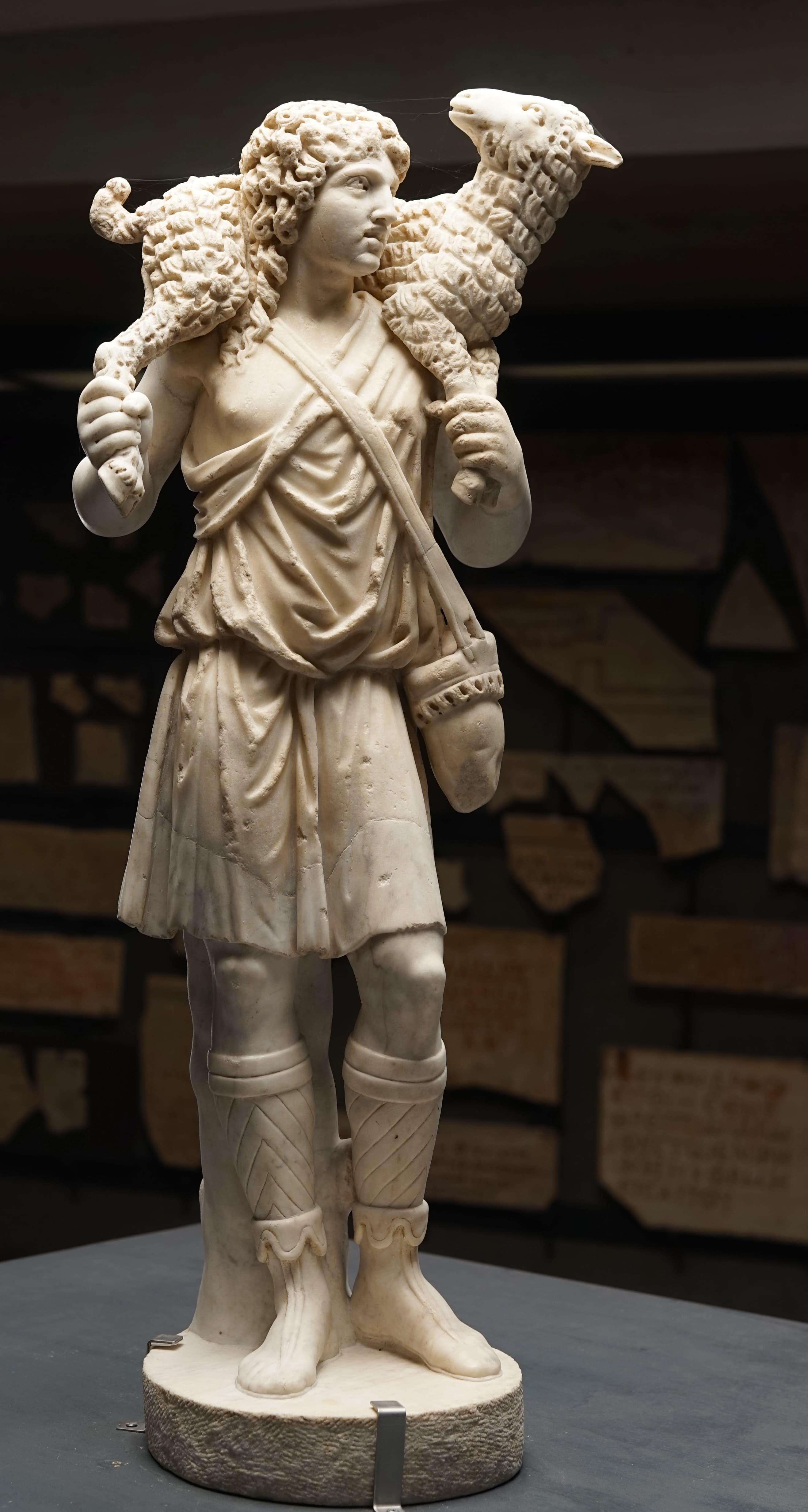 Marmorstatuette des Guten Hirten, der ein Schaf trägt