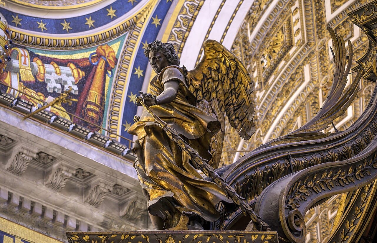 Un ángel en la cima del baldaquino de San Pedro. Foto : Wilfredor