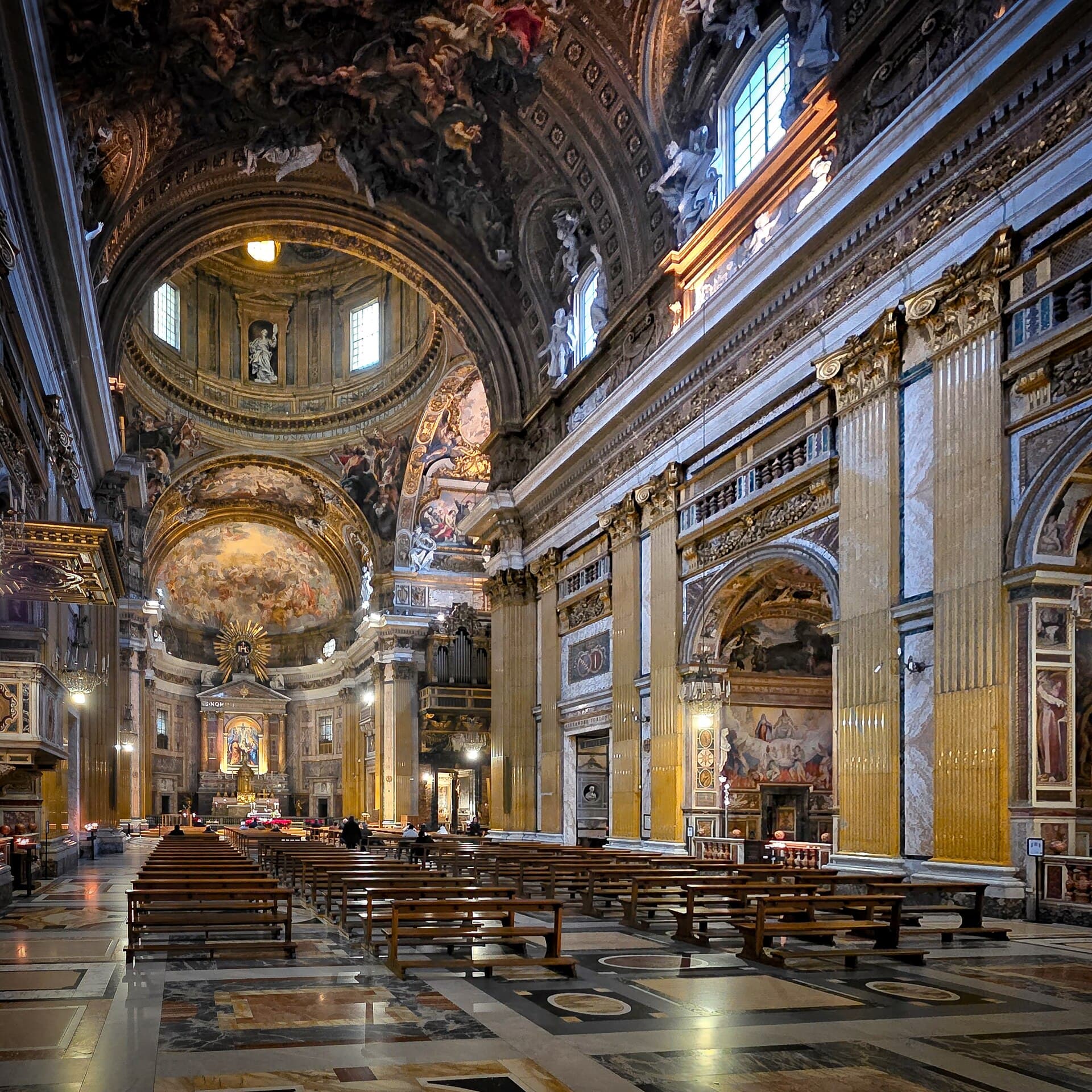 La nave de la iglesia del Gesù en Roma, casa madre de los jesuitas. Foto: NateBergin