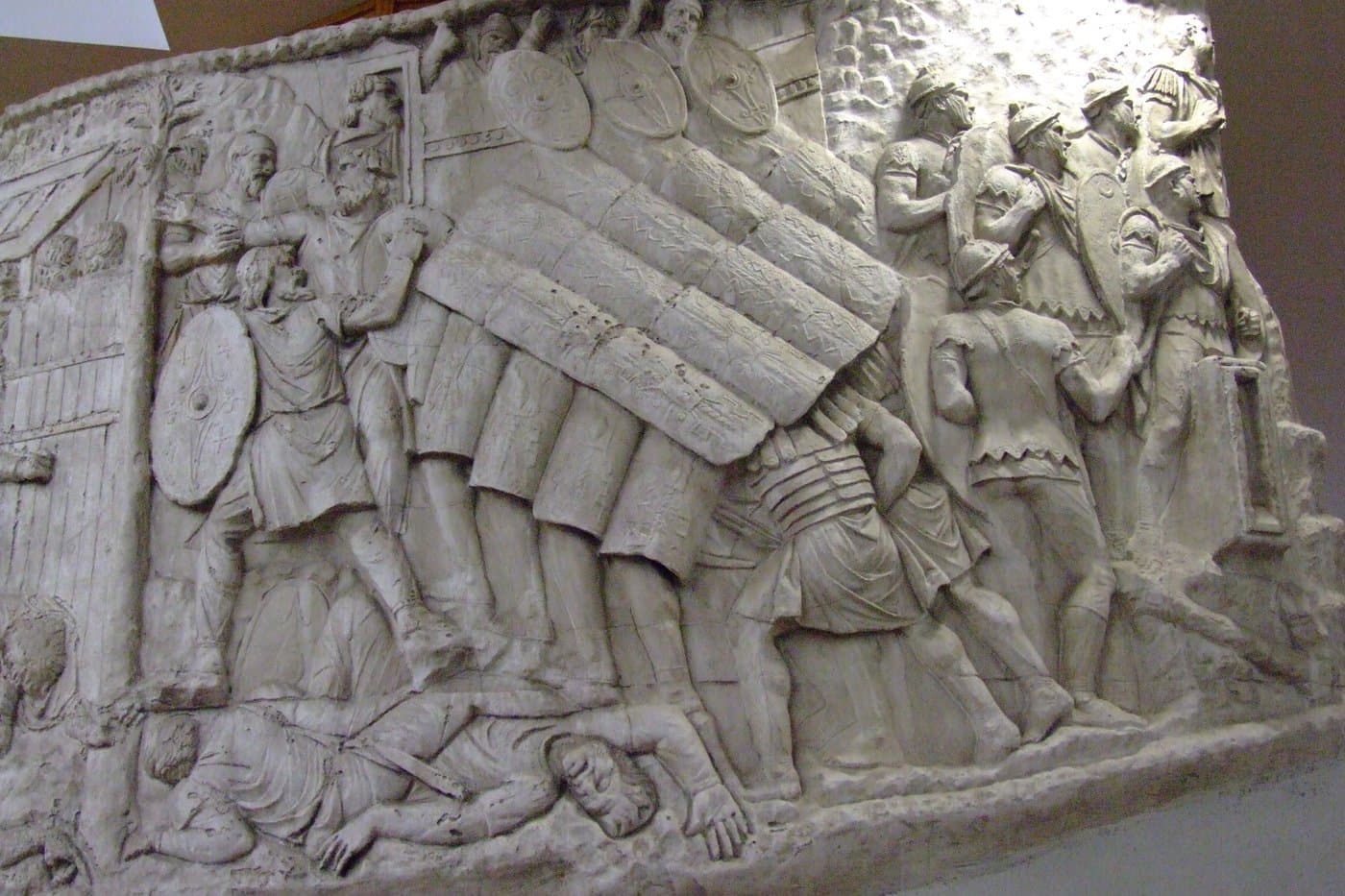 Kaplumbağa düzeninde Roma askerleri, Trajan Sütunu kabartması
