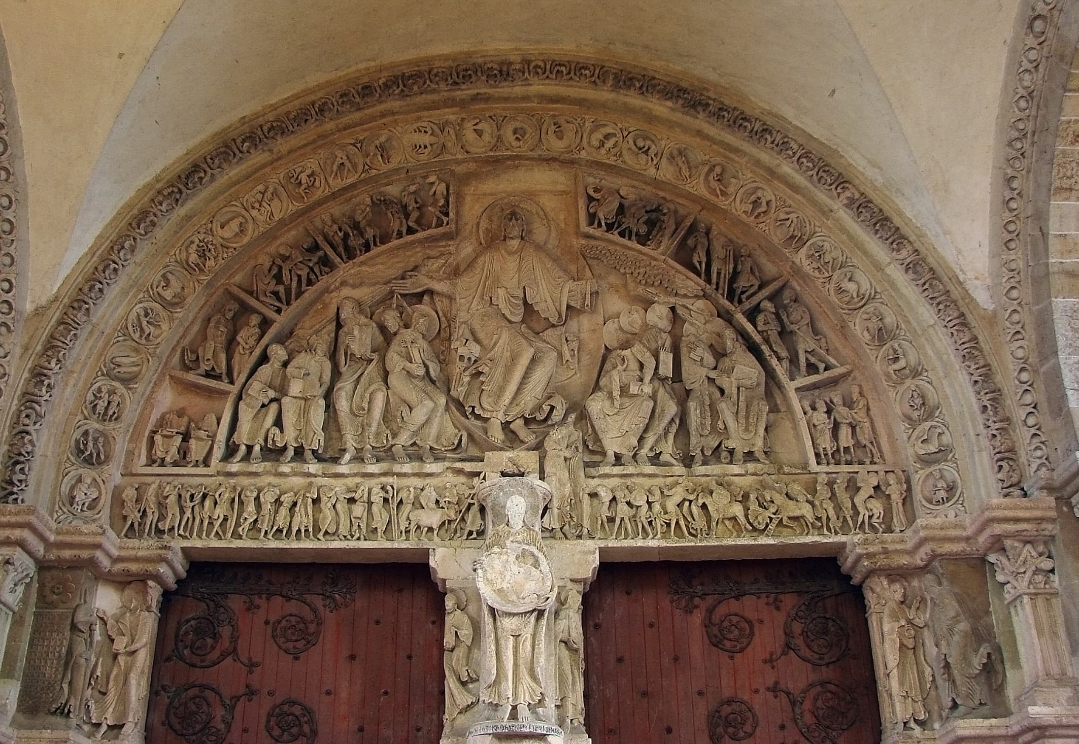 Tympanon narteksu w Vézelay: Chrystus w chwale wśród apostołów, około 1125-1130