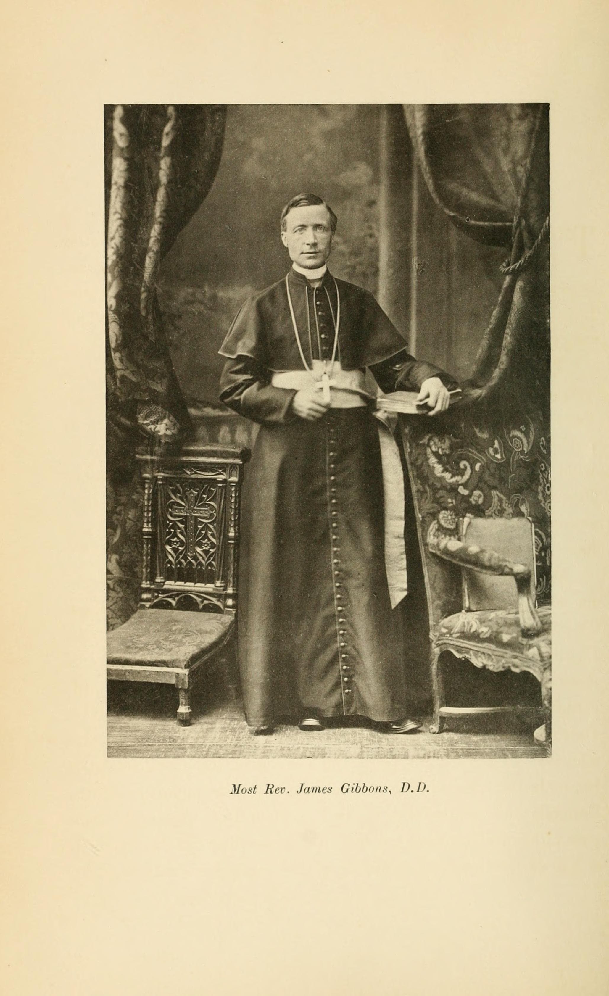 Fotografia de James Gibbons na época do terceiro concílio plenário, frontispício do volume memorial de 1885