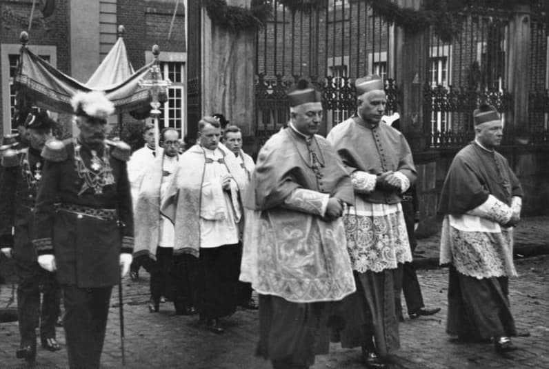 Clemens August von Galen podczas swojej konsekracji biskupiej w 1933 roku