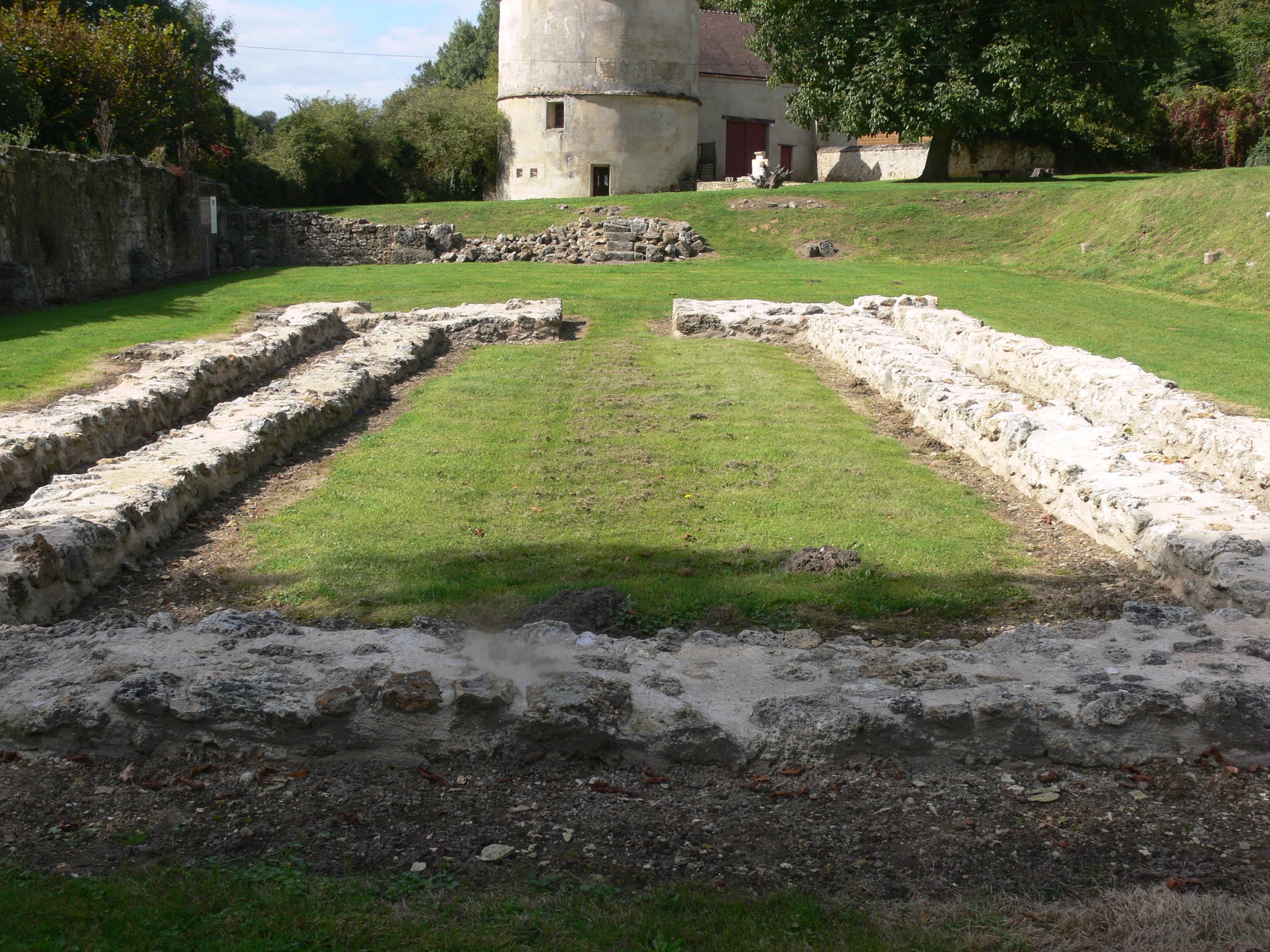 Vestiges de l'abbaye de Port-Royal des Champs et son pigeonnier photographiés en 2011