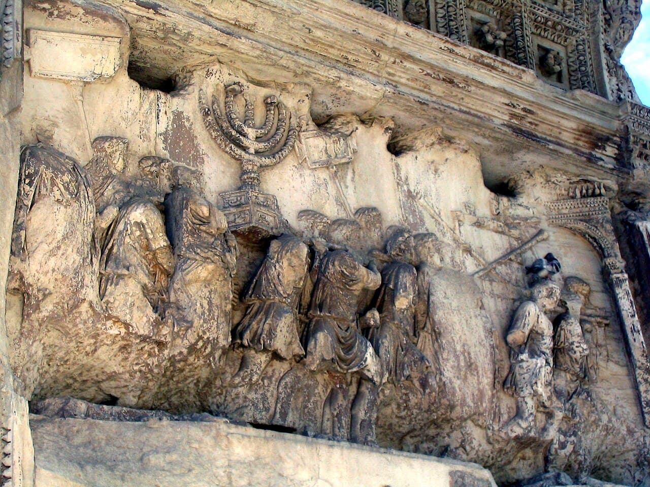 Relieve del Arco de Tito — soldados romanos llevándose la menorá tras la destrucción del Templo en el 70