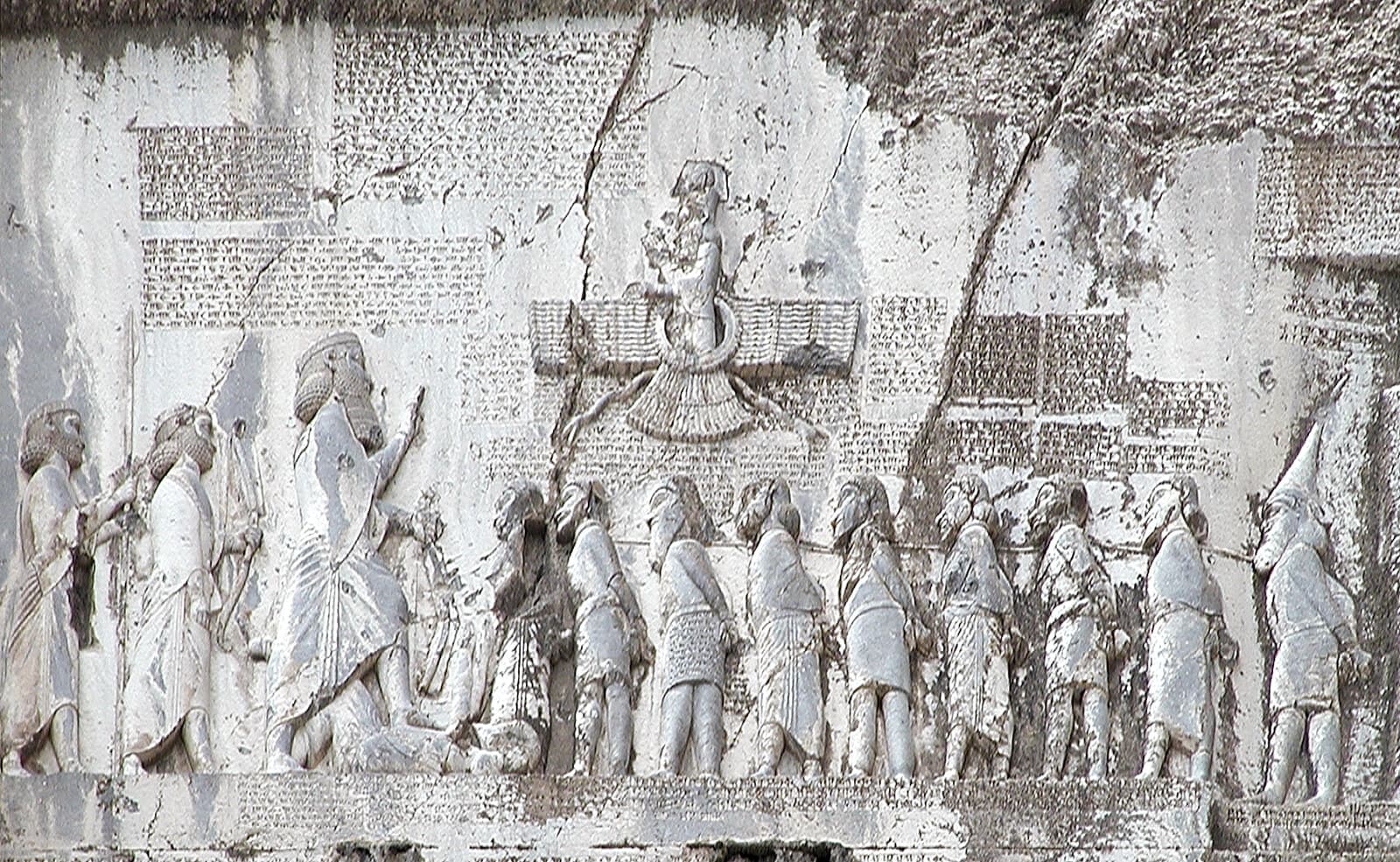 Das Felsrelief von Behistun mit Darius I. und den besiegten Königen