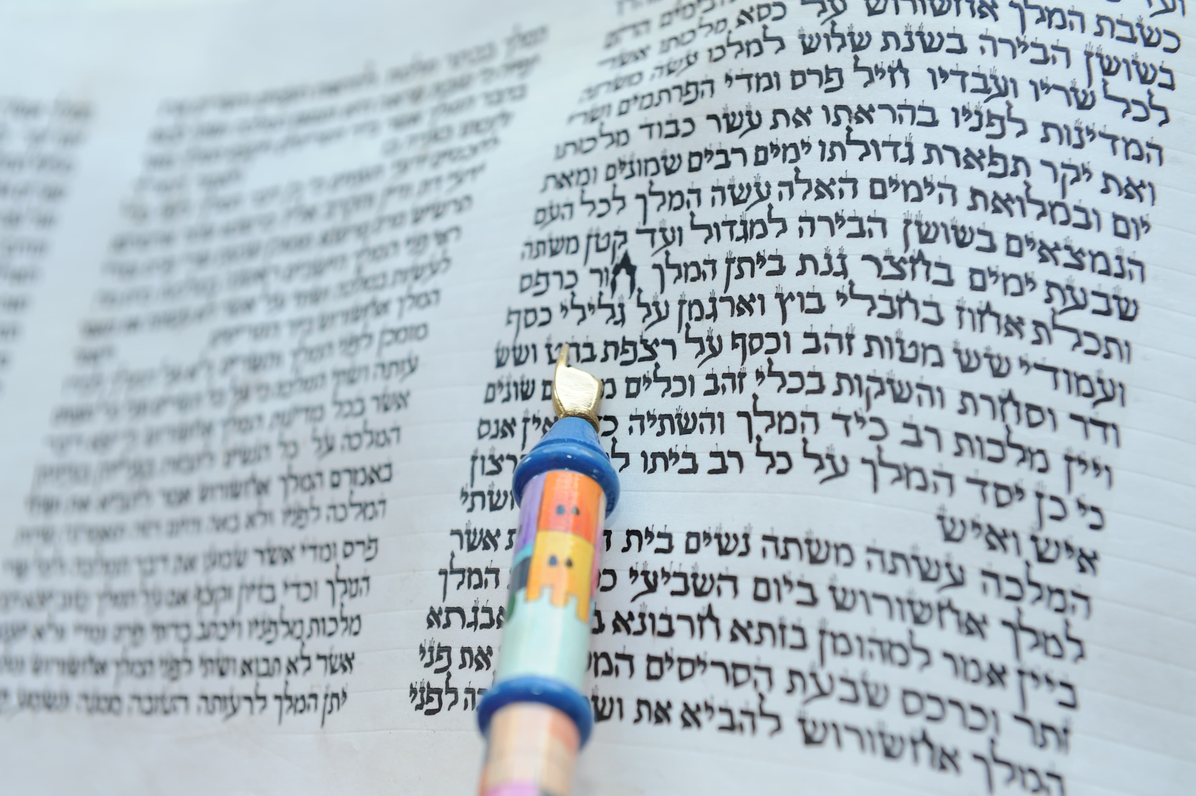 Handgeschriebene Rolle des Buches Ester mit Lesestab