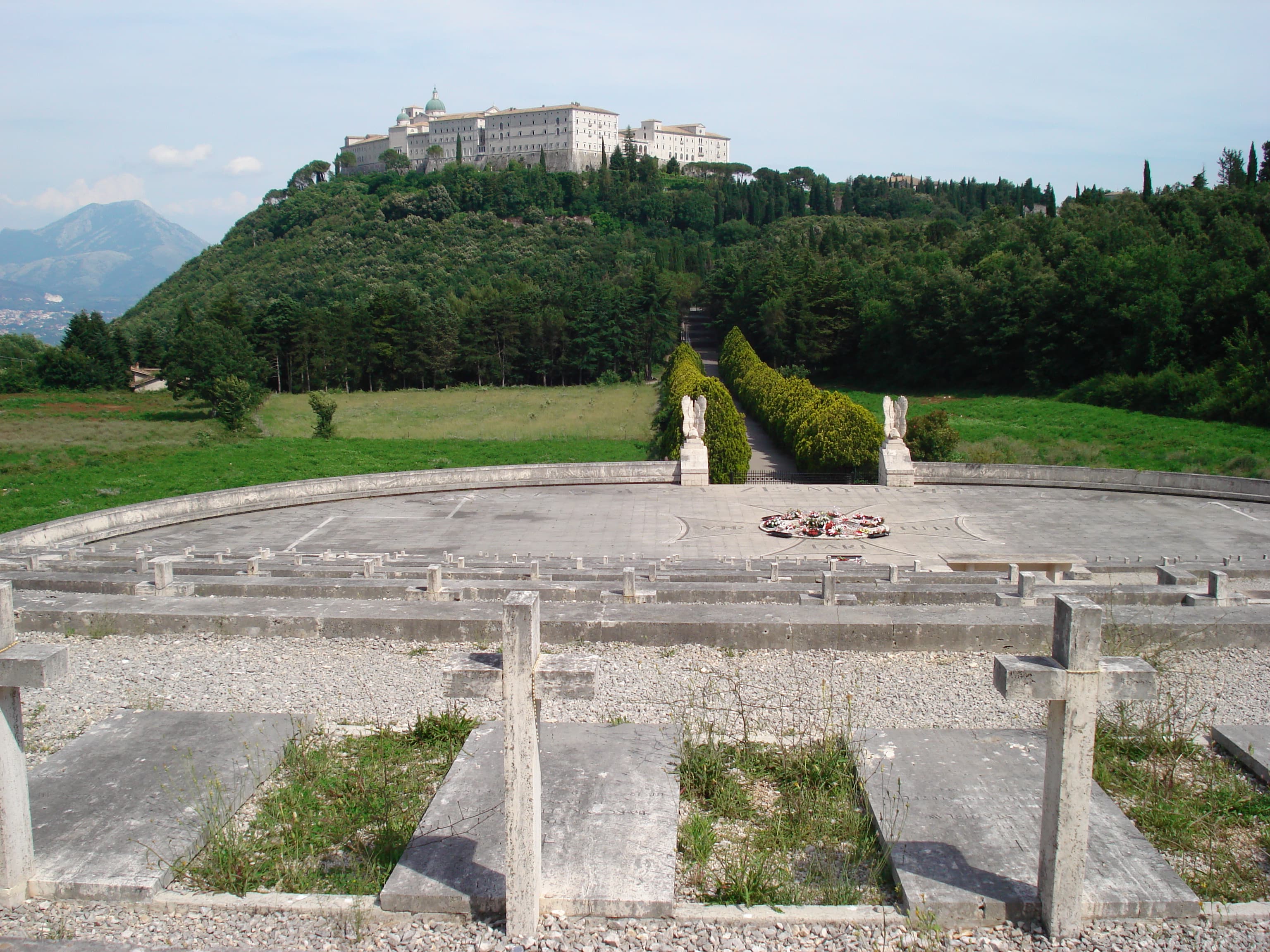 Abbaye du Mont-Cassin vue depuis le cimetière polonais