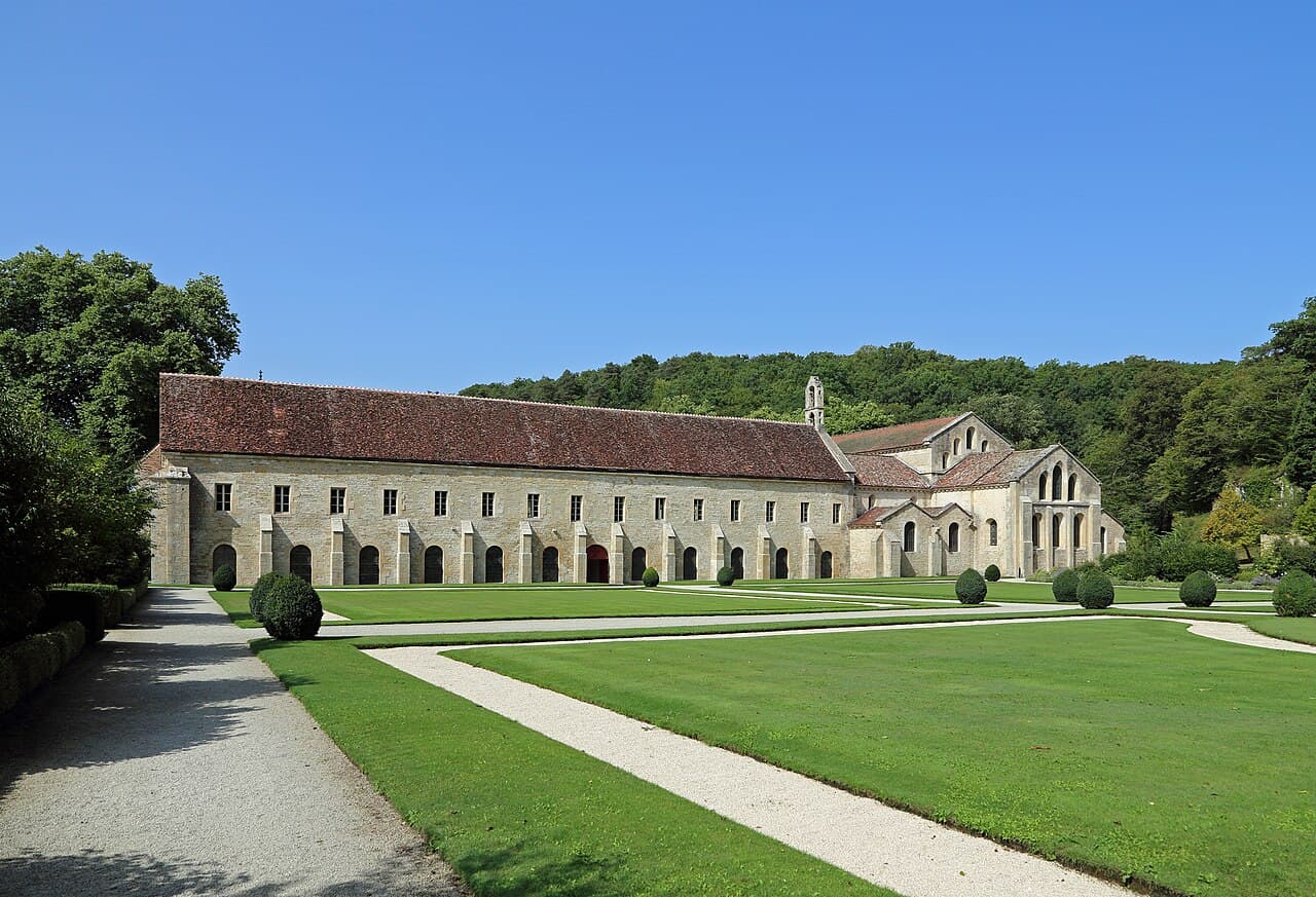Dormitorium und Abteikirche von Fontenay, einer Zisterzienserabtei in Burgund