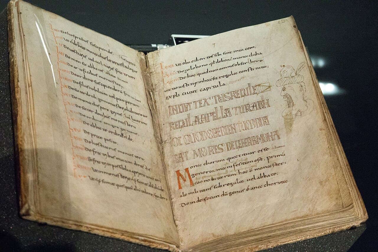 Aufgeschlagene Handschrift der Regel des heiligen Benedikt, um 800 bis 833 in der Reichenau geschrieben