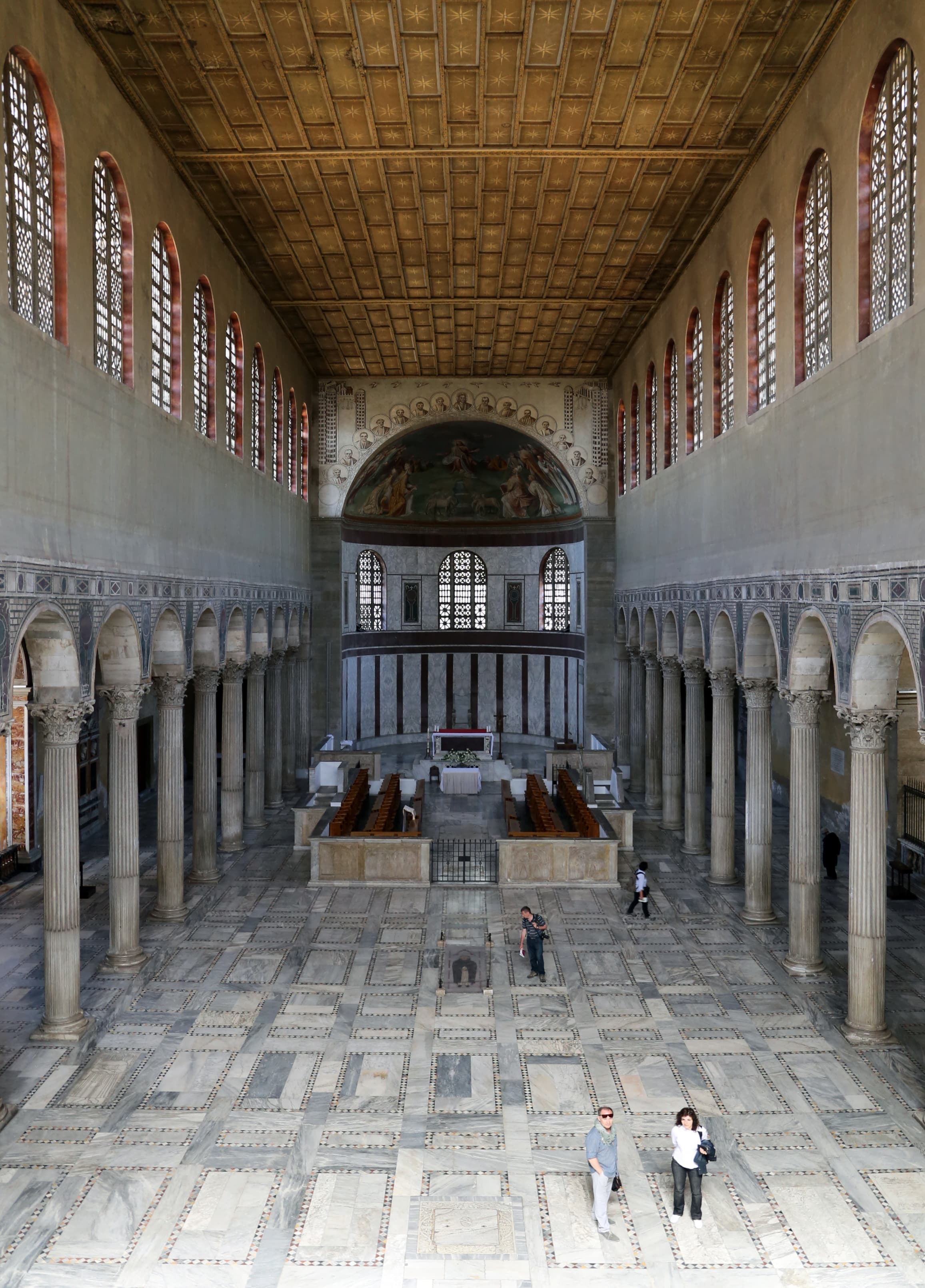 Intérieur de la basilique Santa Sabina à Rome
