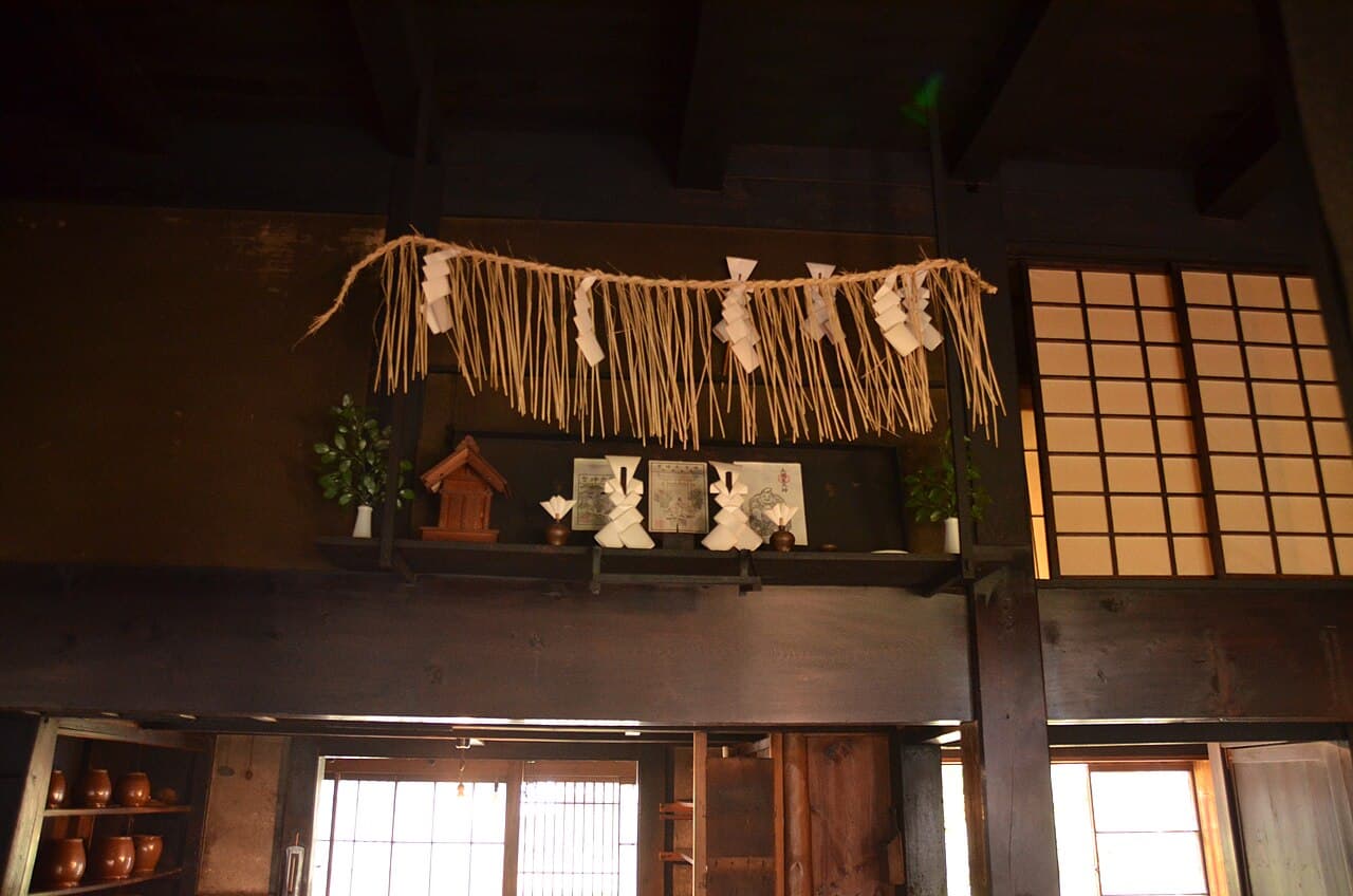 Domácí oltář kamidana v tradičním japonském domě