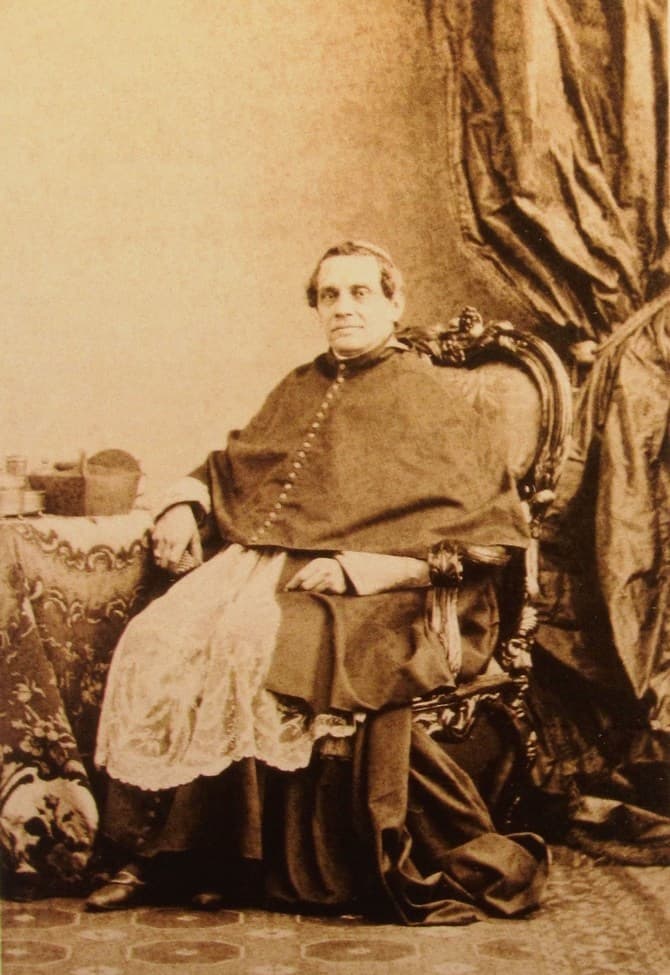 Fotografia siedzącego kardynała Giacoma Antonellego