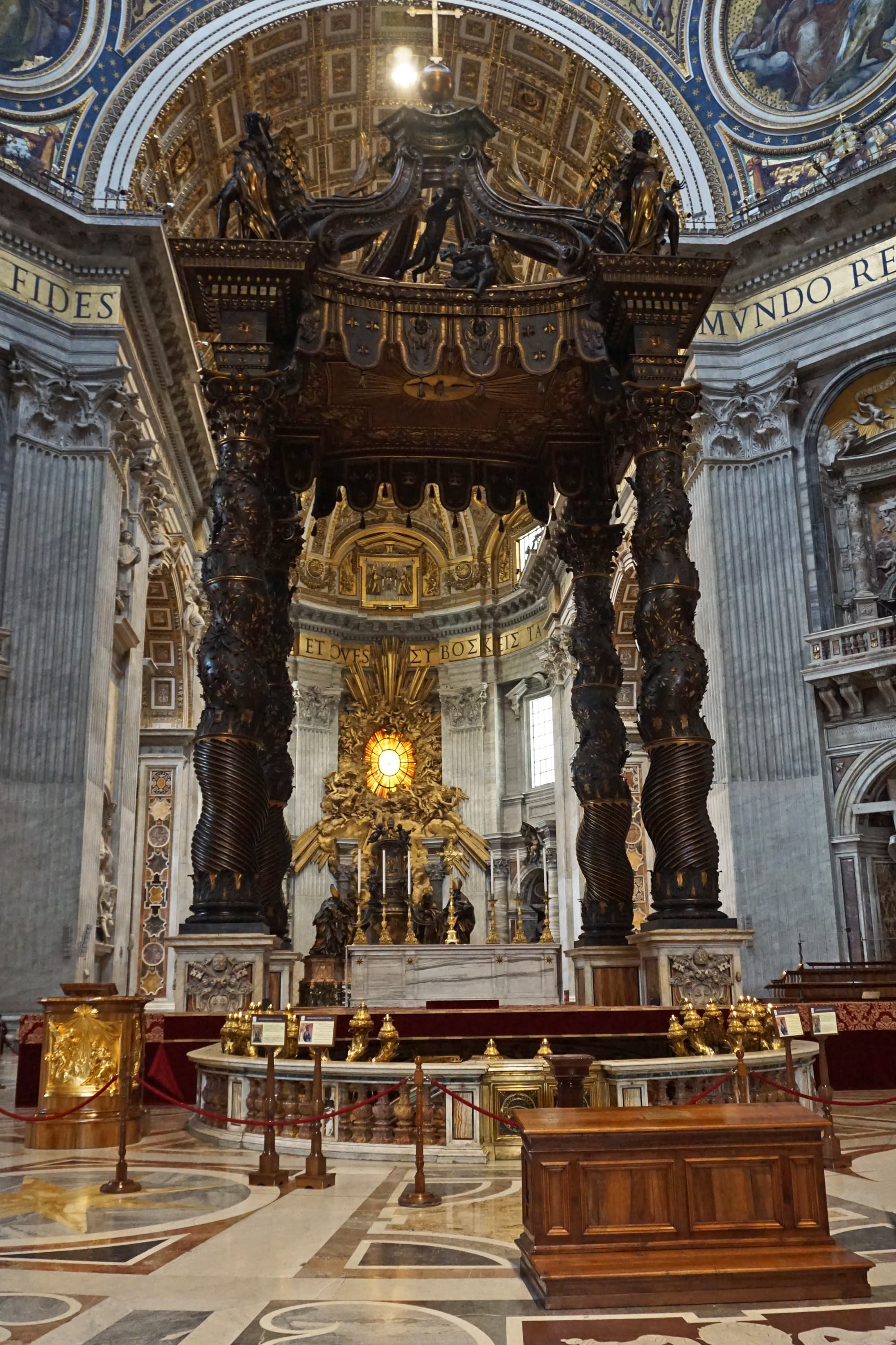 Päpstlicher Altar von Sankt Peter in Rom unter seinem Baldachin
