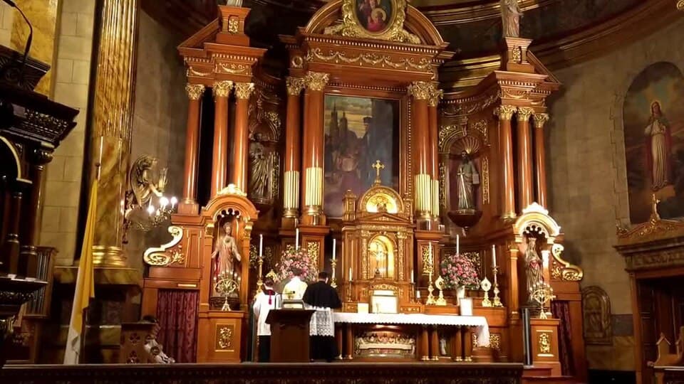 Beräucherung des Altars während einer Messe in Saint John Cantius in Chicago