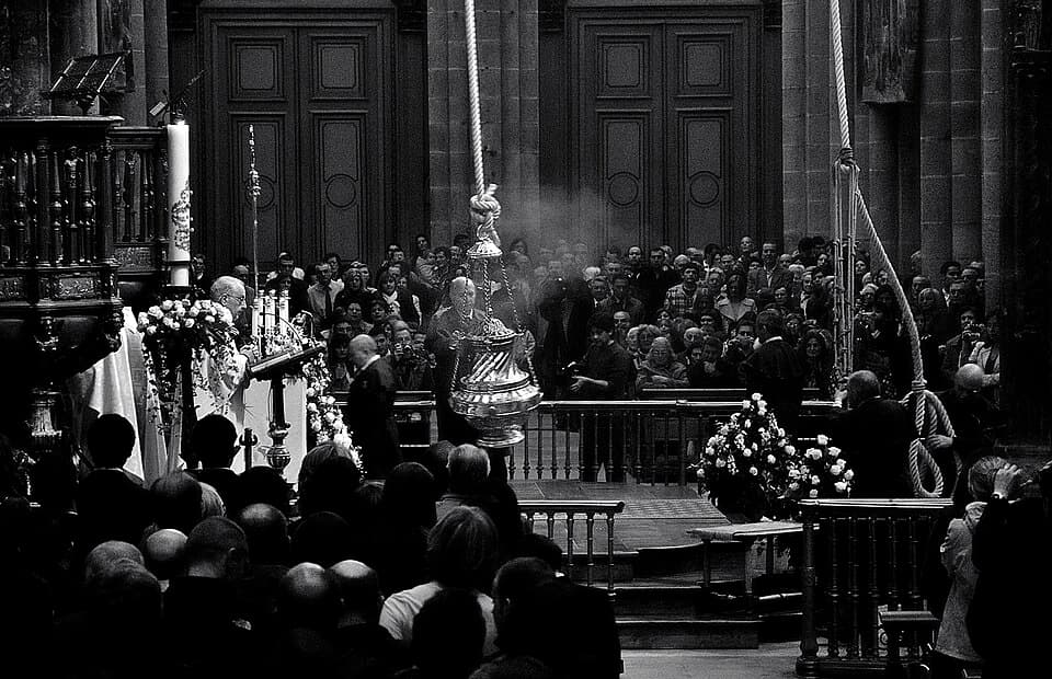 El botafumeiro humeante en la catedral de Santiago de Compostela