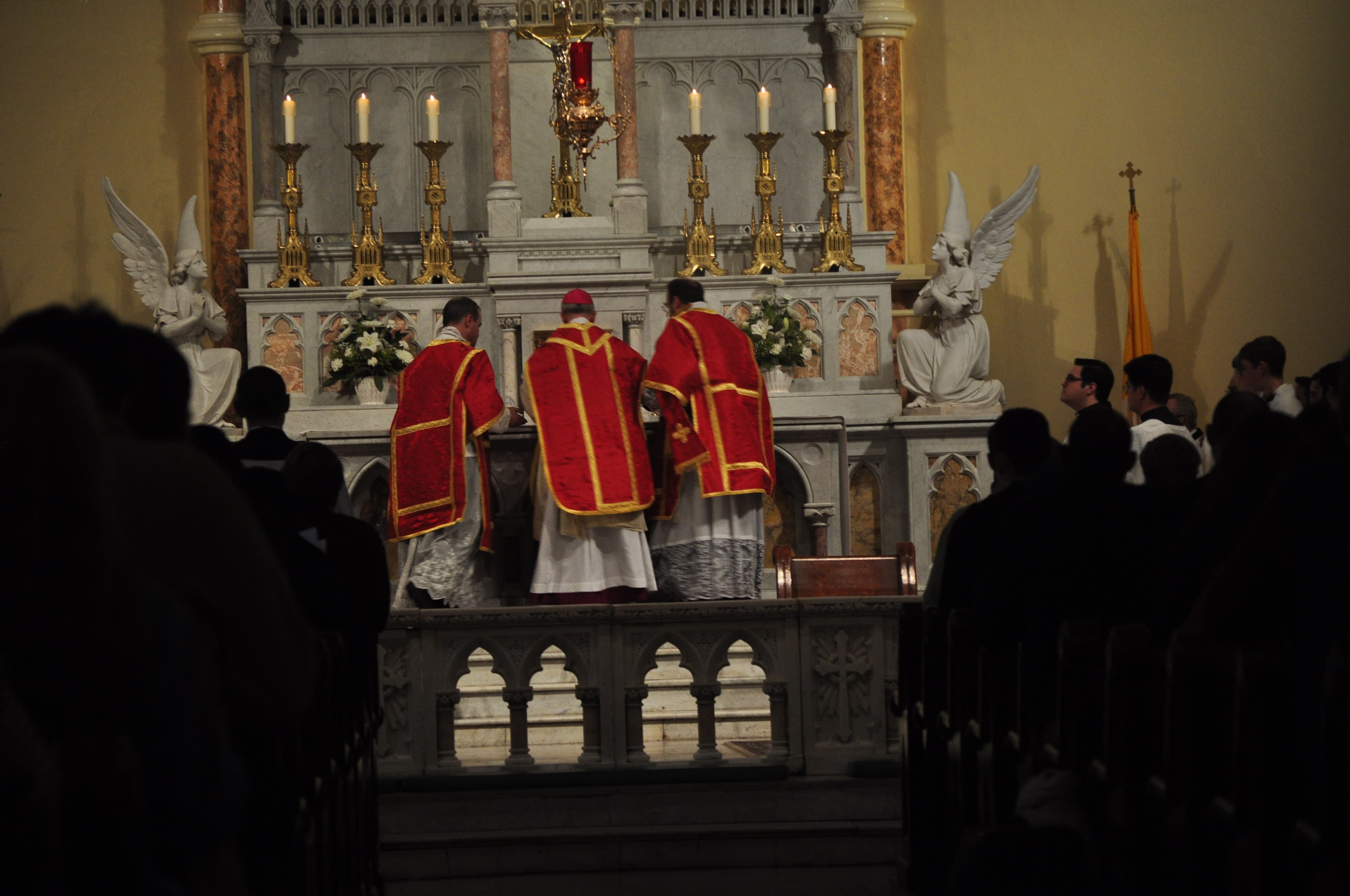 Incensación del altar durante una misa solemne