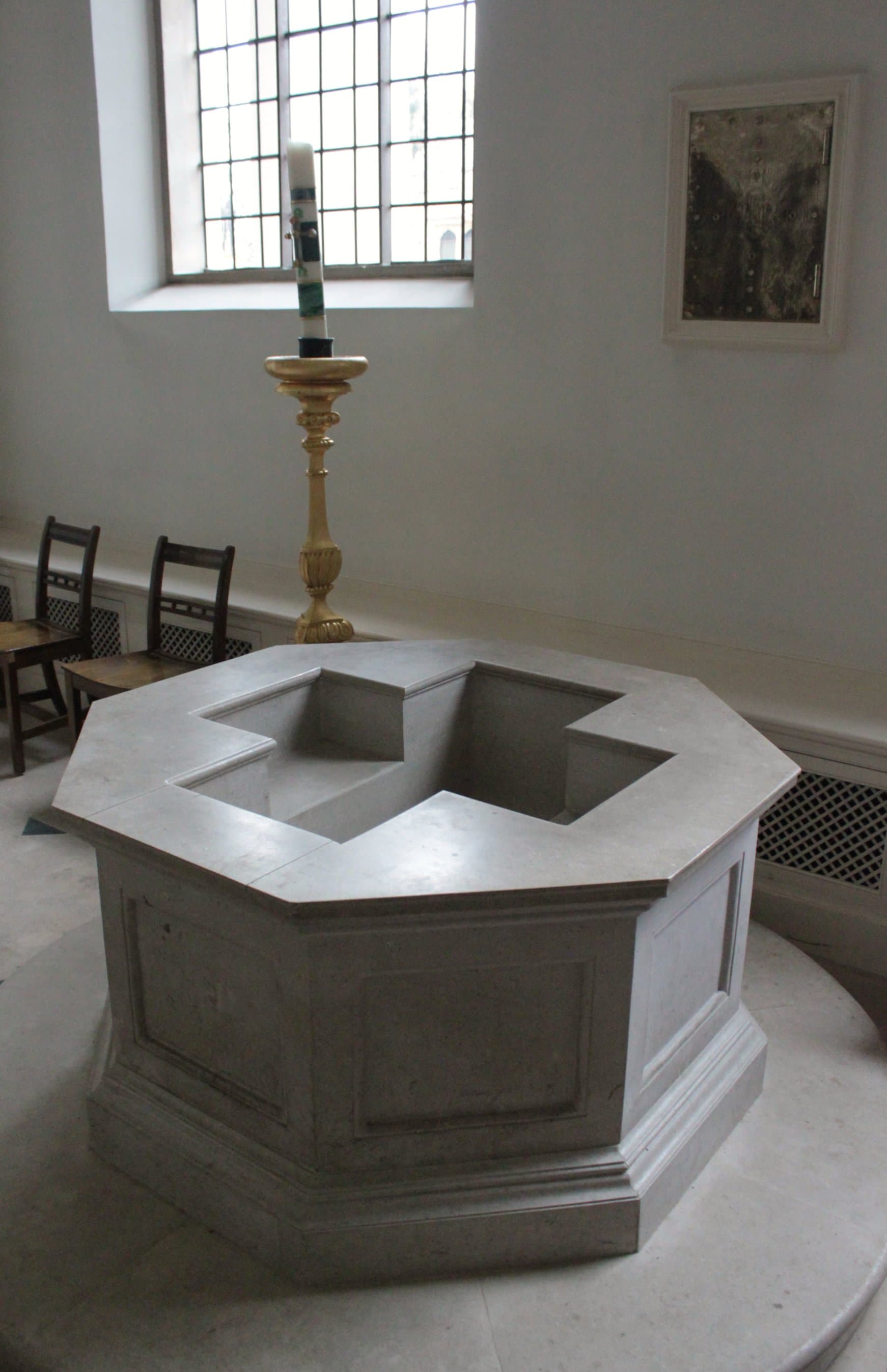 Cero pasquale e fonte battesimale della cattedrale di Brentwood