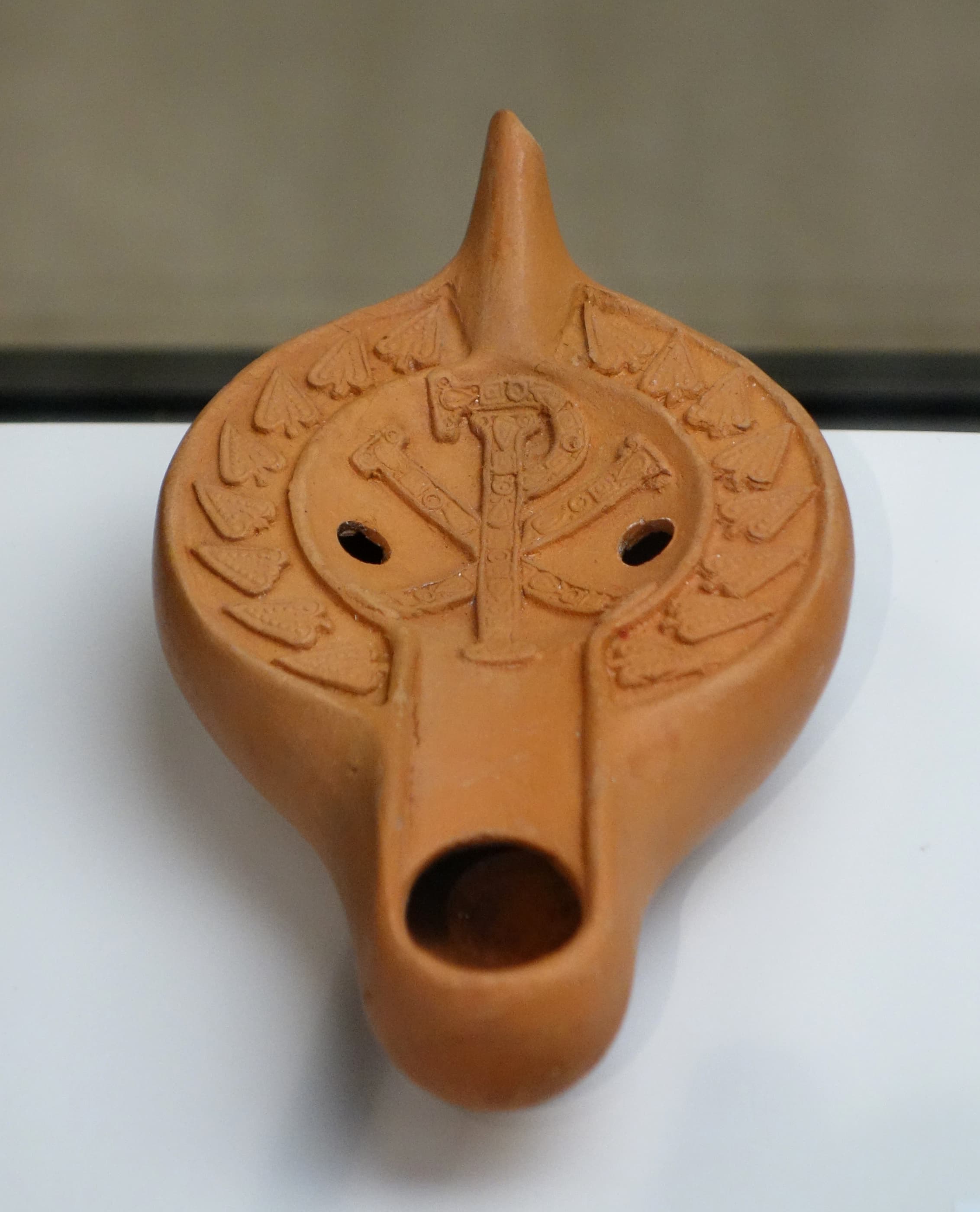 Lampada antica in terracotta ornata del crisma, museo di Egnazia