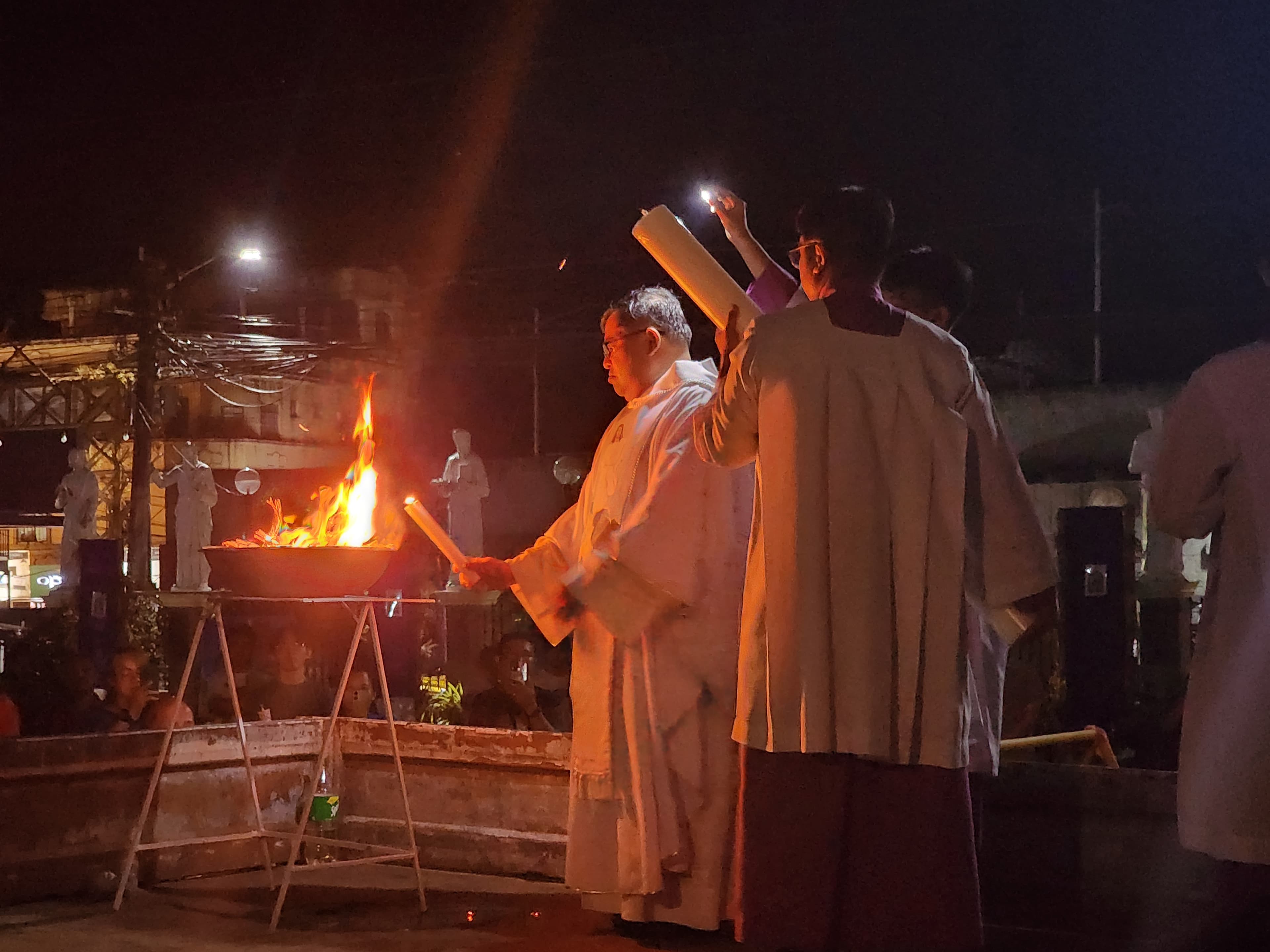 Benedizione del fuoco pasquale nella veglia di Ibaan