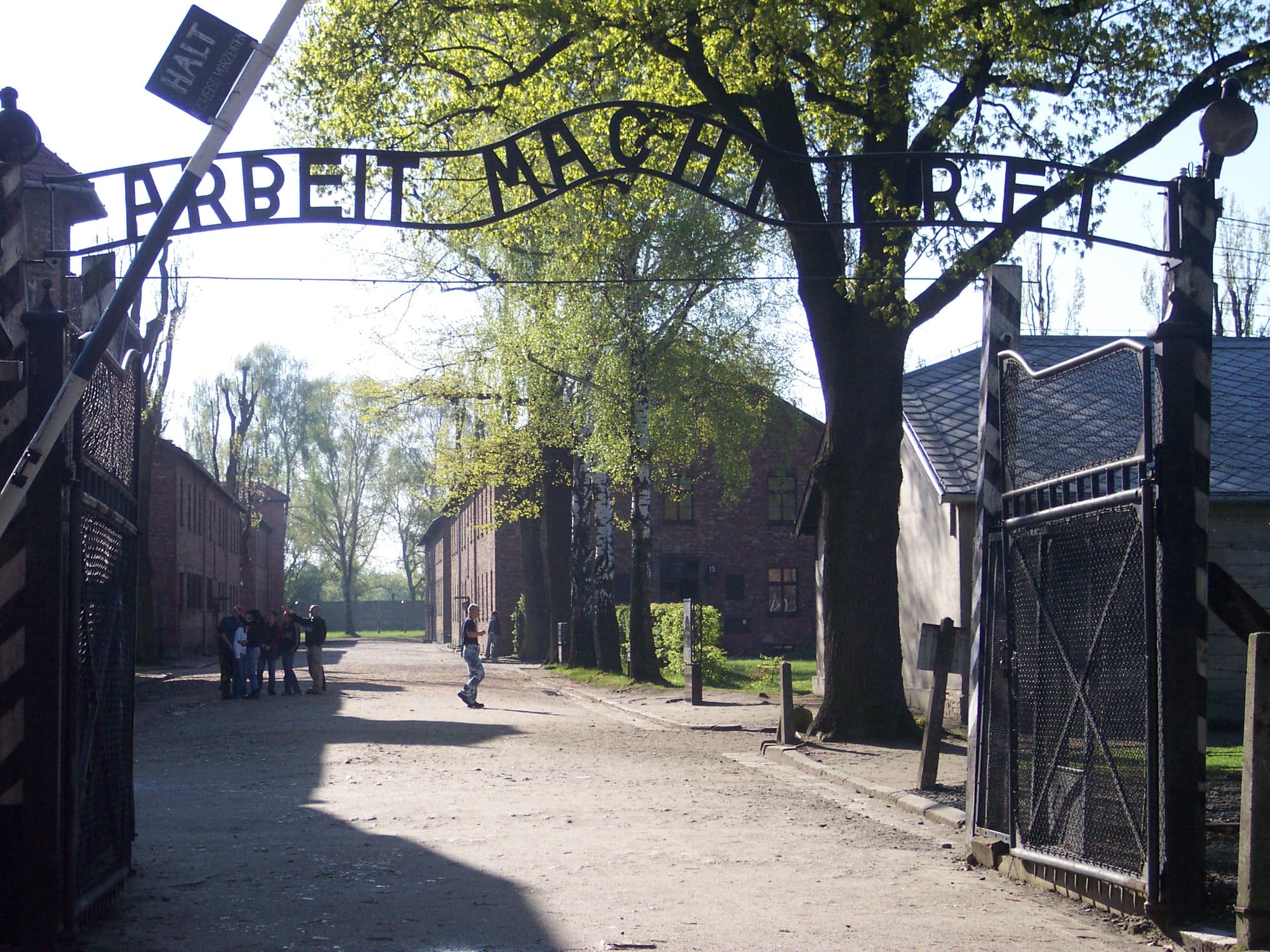 Haupteingang des Lagers Auschwitz I in Polen