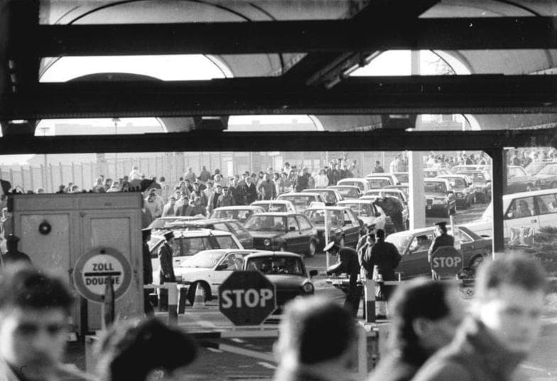 Menschenmenge am Grenzübergang Bornholmer Straße in Berlin, November 1989