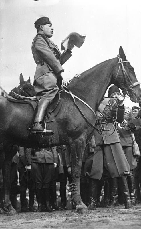 Benito Mussolini zu Pferd bei einer Ansprache vor faschistischen Milizübungen in den Dolomiten, August 1929