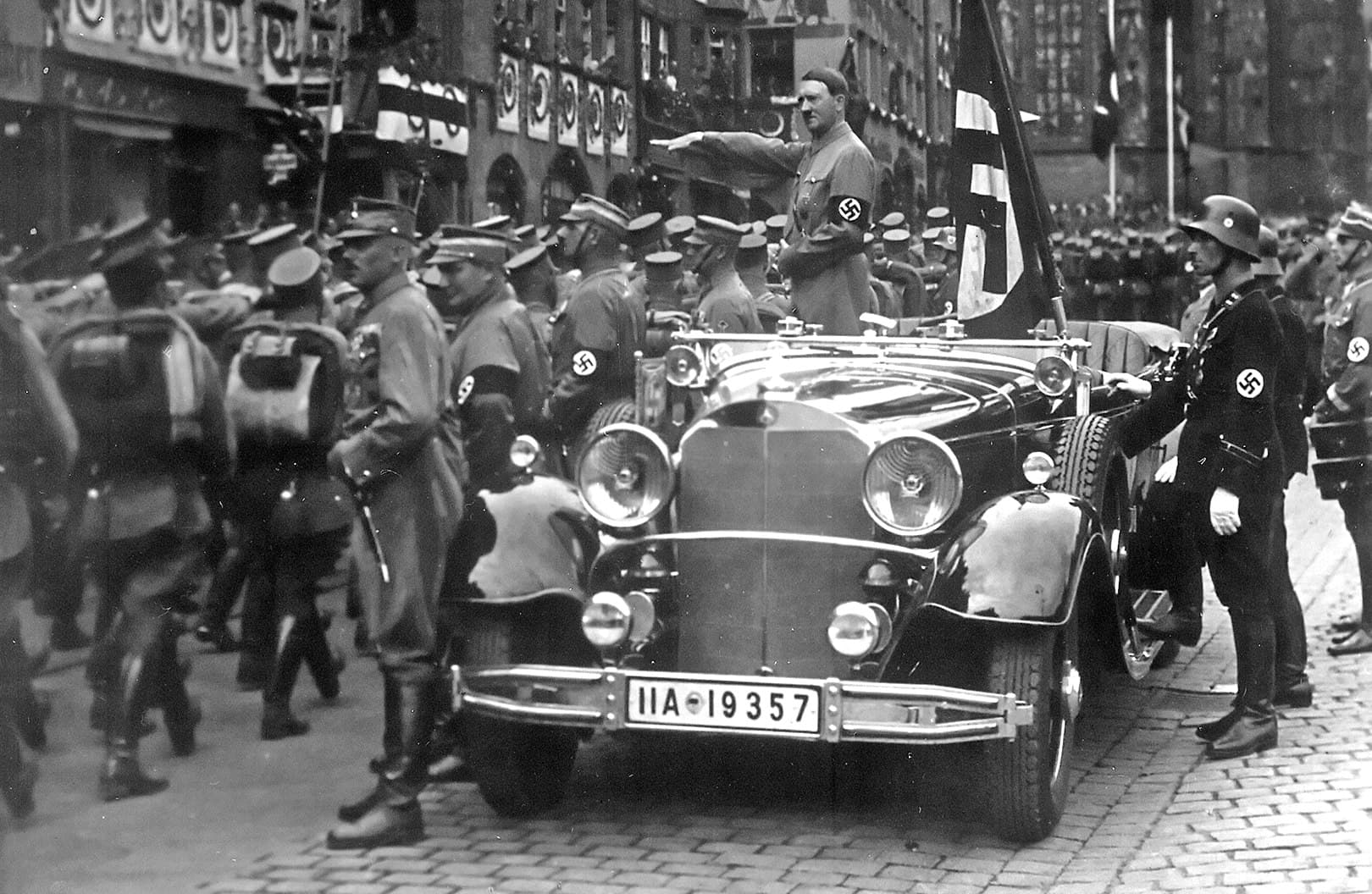 SA-Truppen beim Vorbeimarsch an Adolf Hitler auf dem Nürnberger Parteitag, September 1935