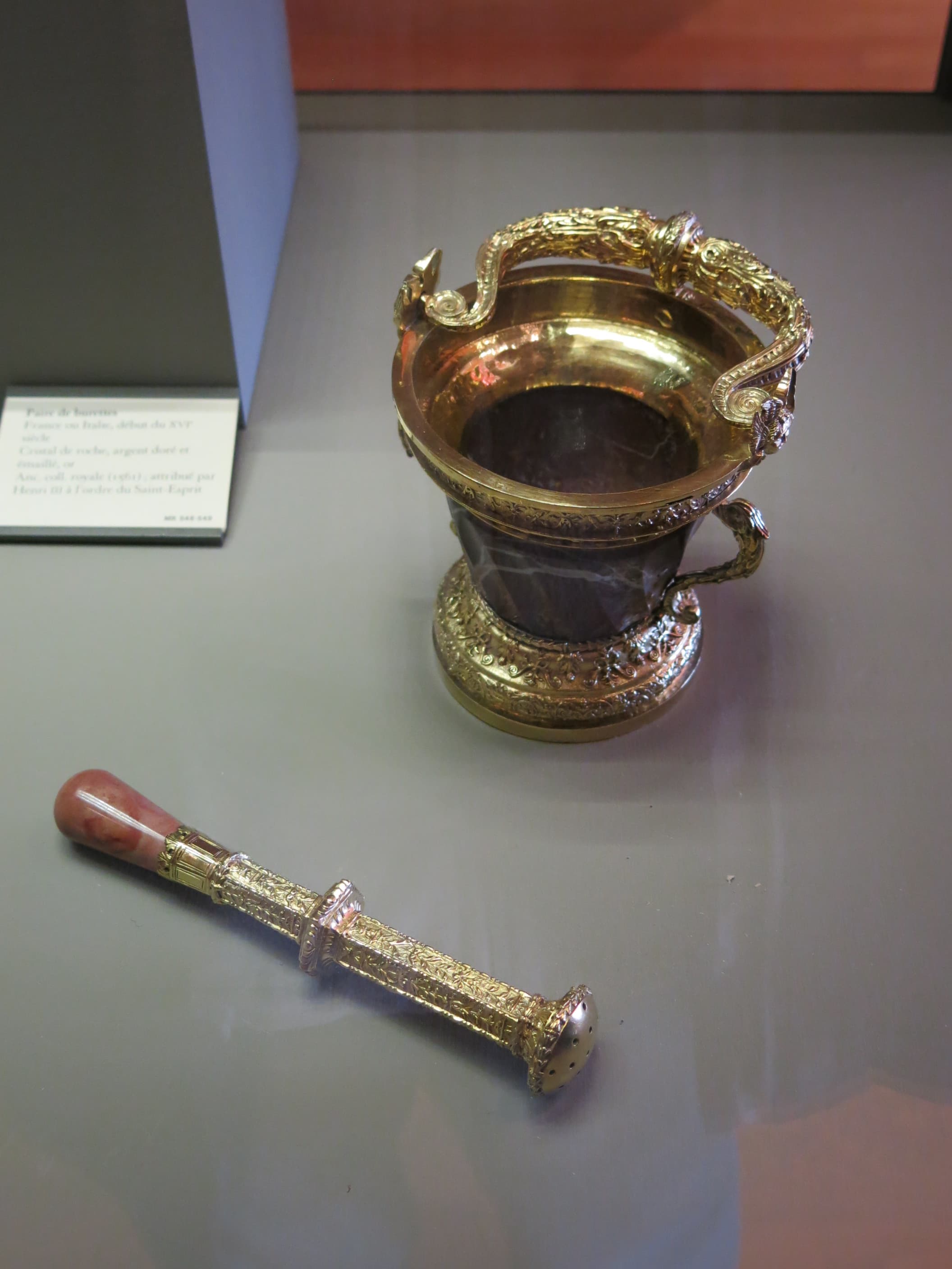 Seau à eau bénite et goupillon conservés au musée du Louvre