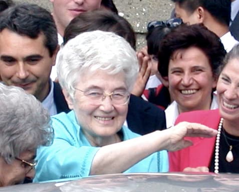 Castel Gandolfo'da bir topluluğu selamlayan Chiara Lubich