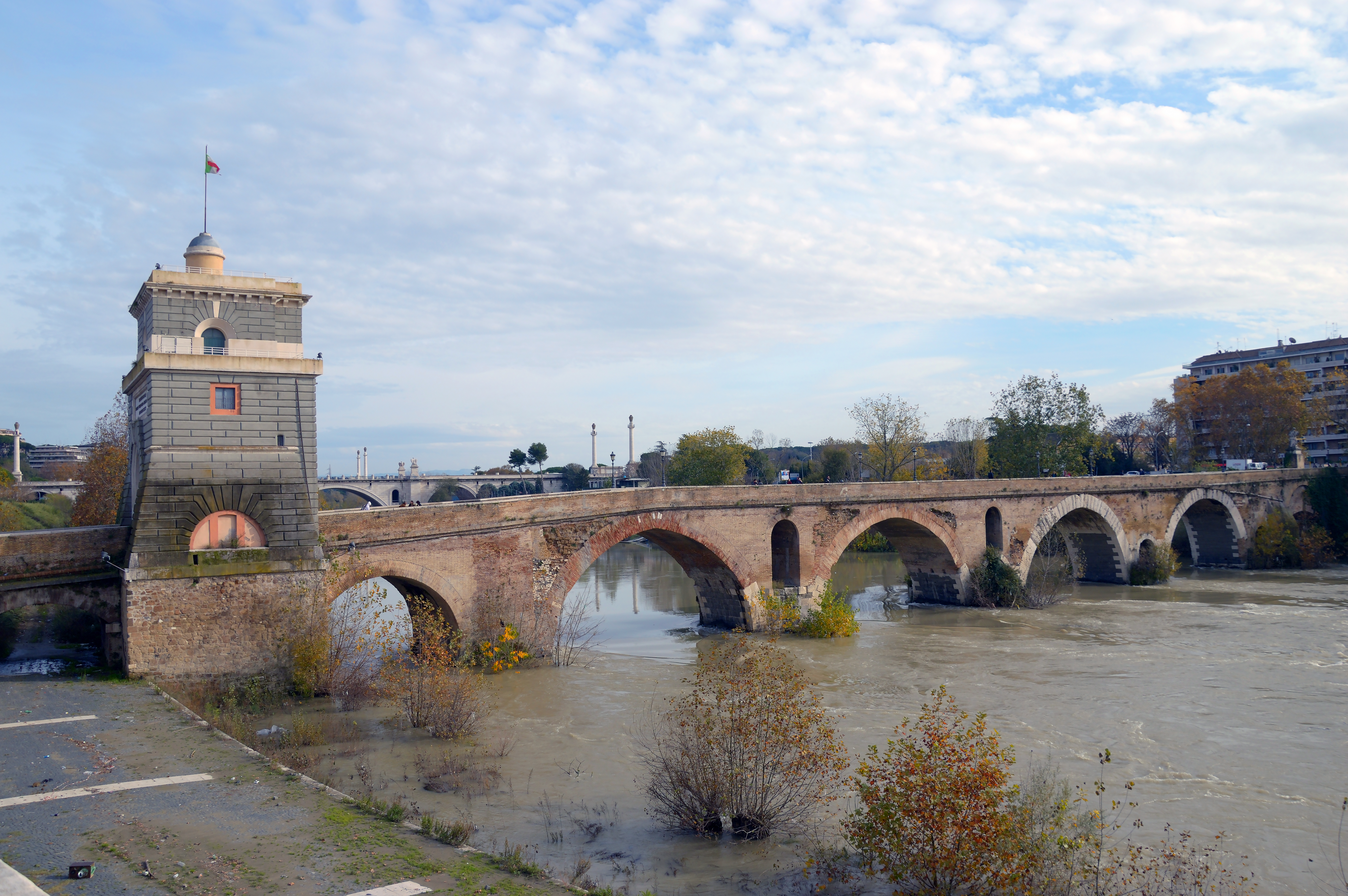 Il ponte Milvio sul Tevere a Roma
