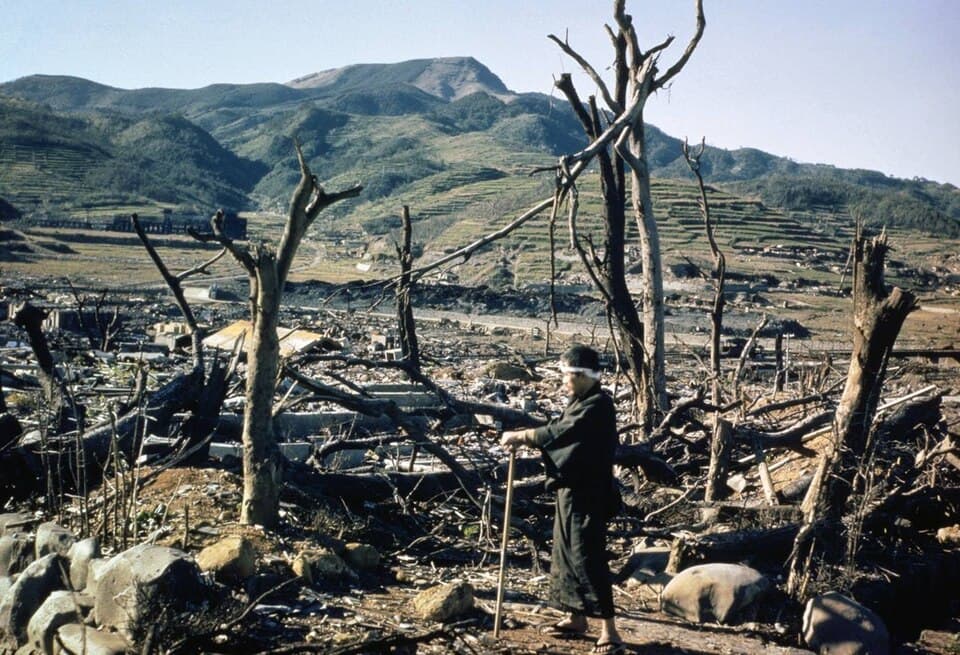 Überlebender in den Ruinen des Stadtteils Urakami, Nagasaki, Herbst 1945