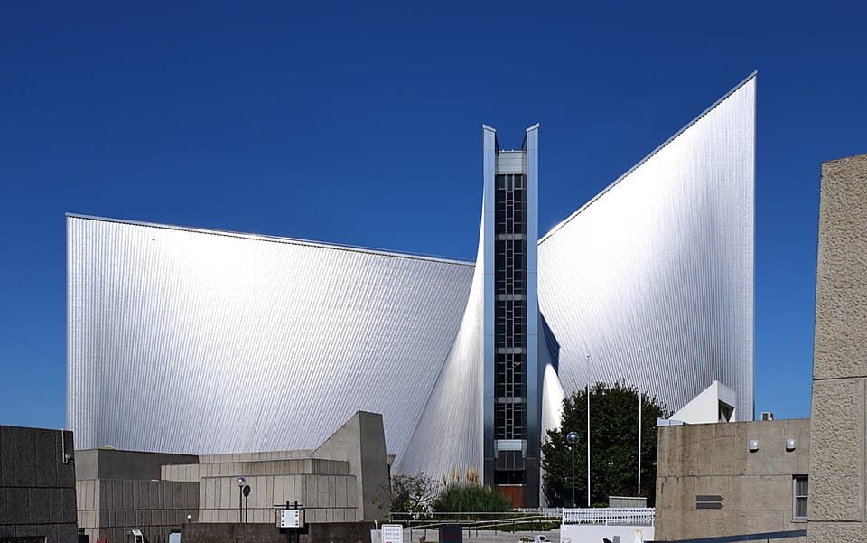 St.-Marien-Kathedrale von Tokio, Werk des Architekten Kenzo Tange