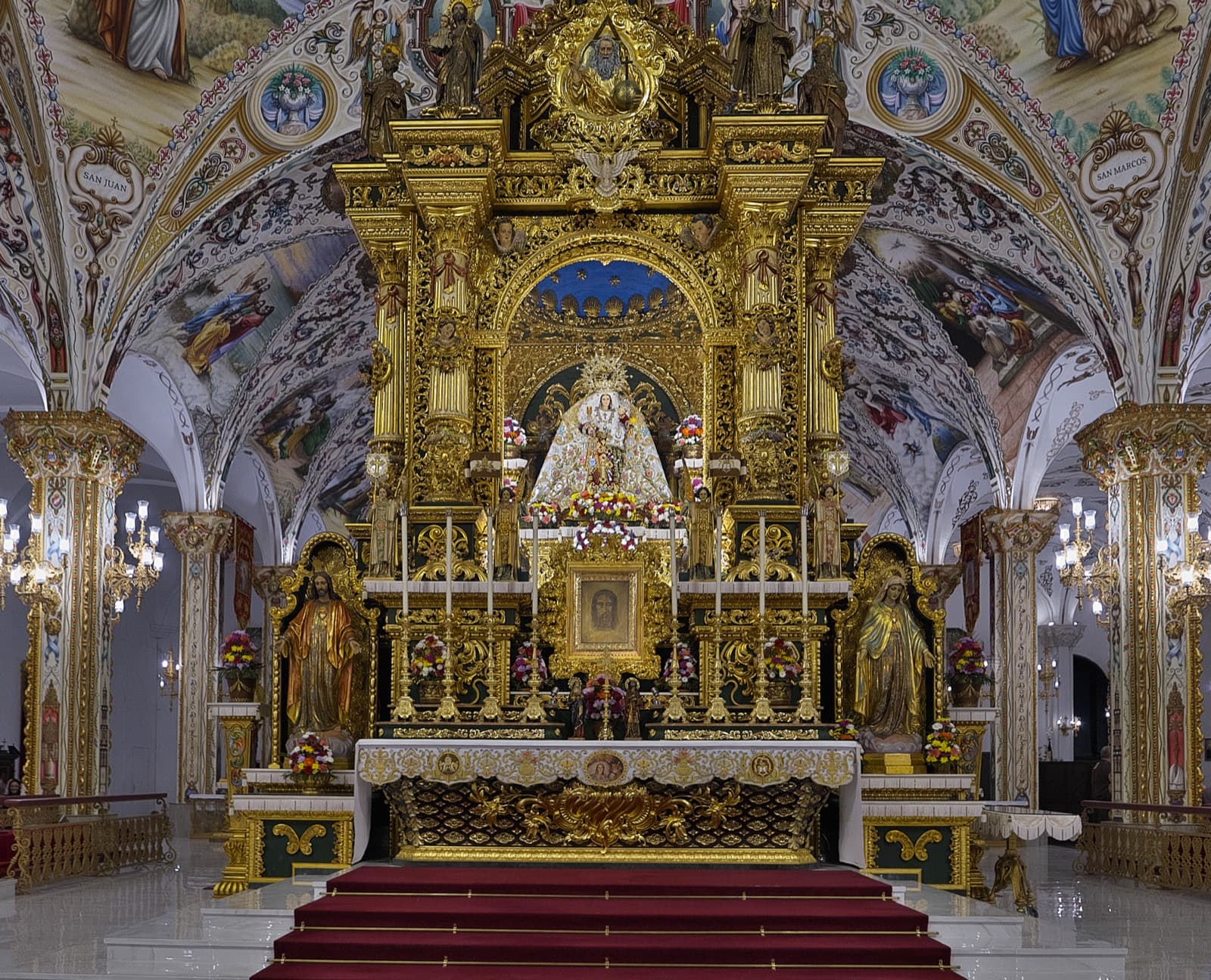 Autel majeur de la basilique du Palmar de Troya, où trônent les statues palmariennes