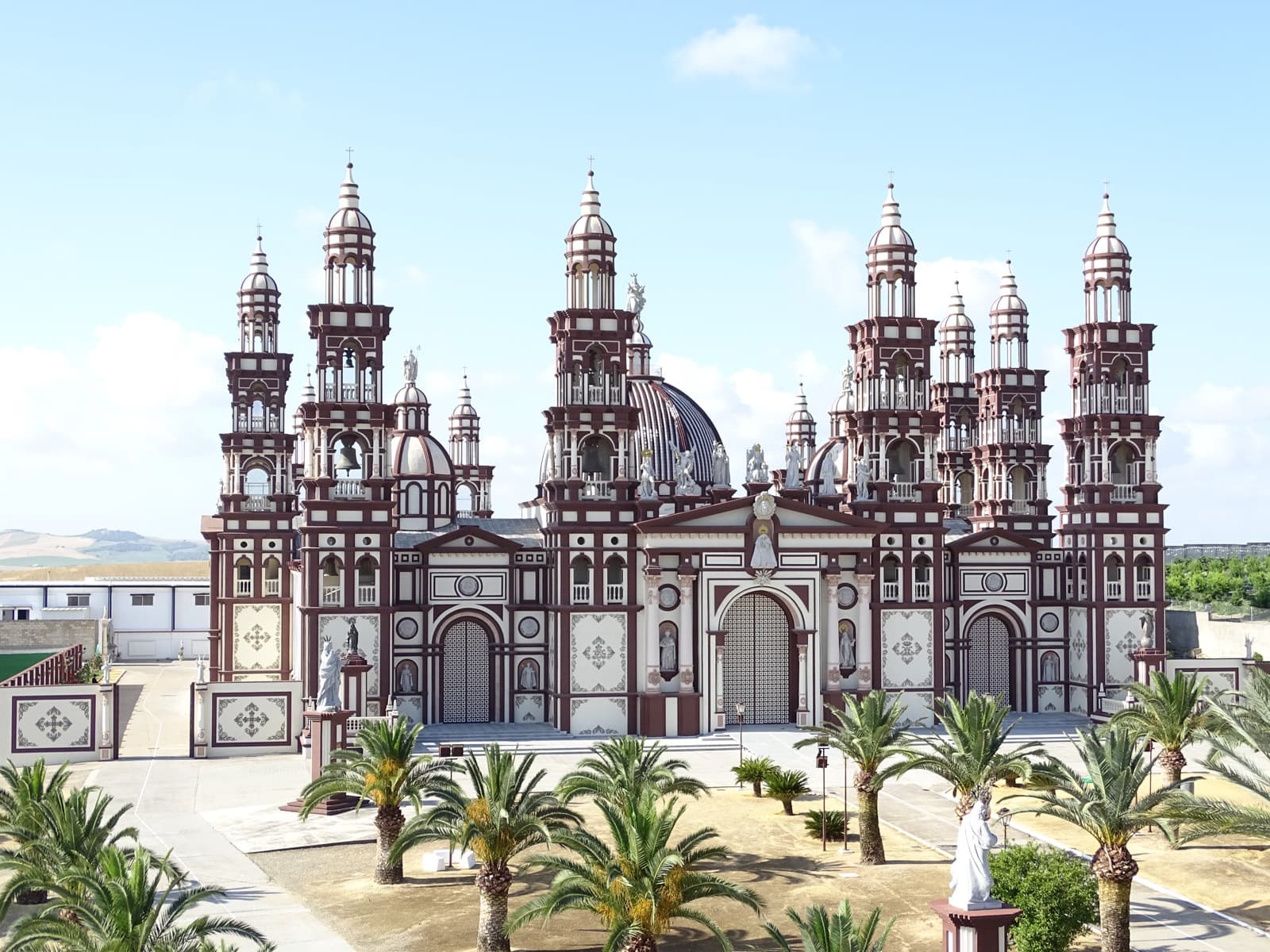 Basilique-cathédrale Notre-Dame Couronnée du Palmar, vue extérieure complète